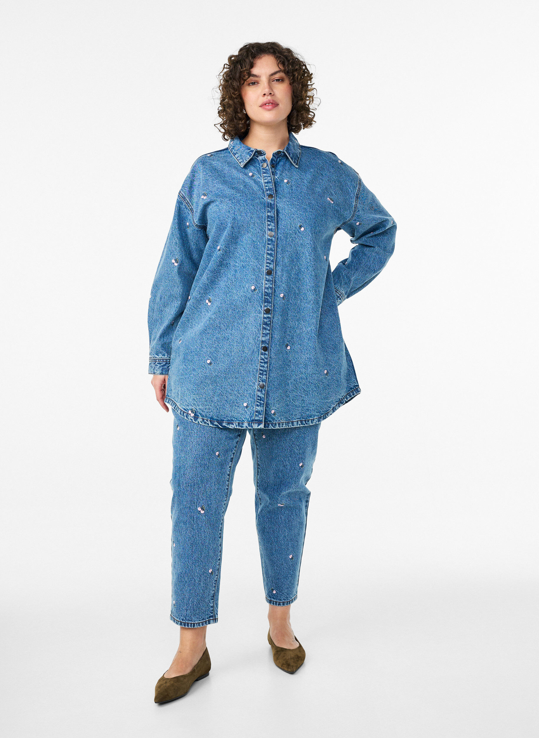 Mille mom fit jeans with embroidery, Blue, Model