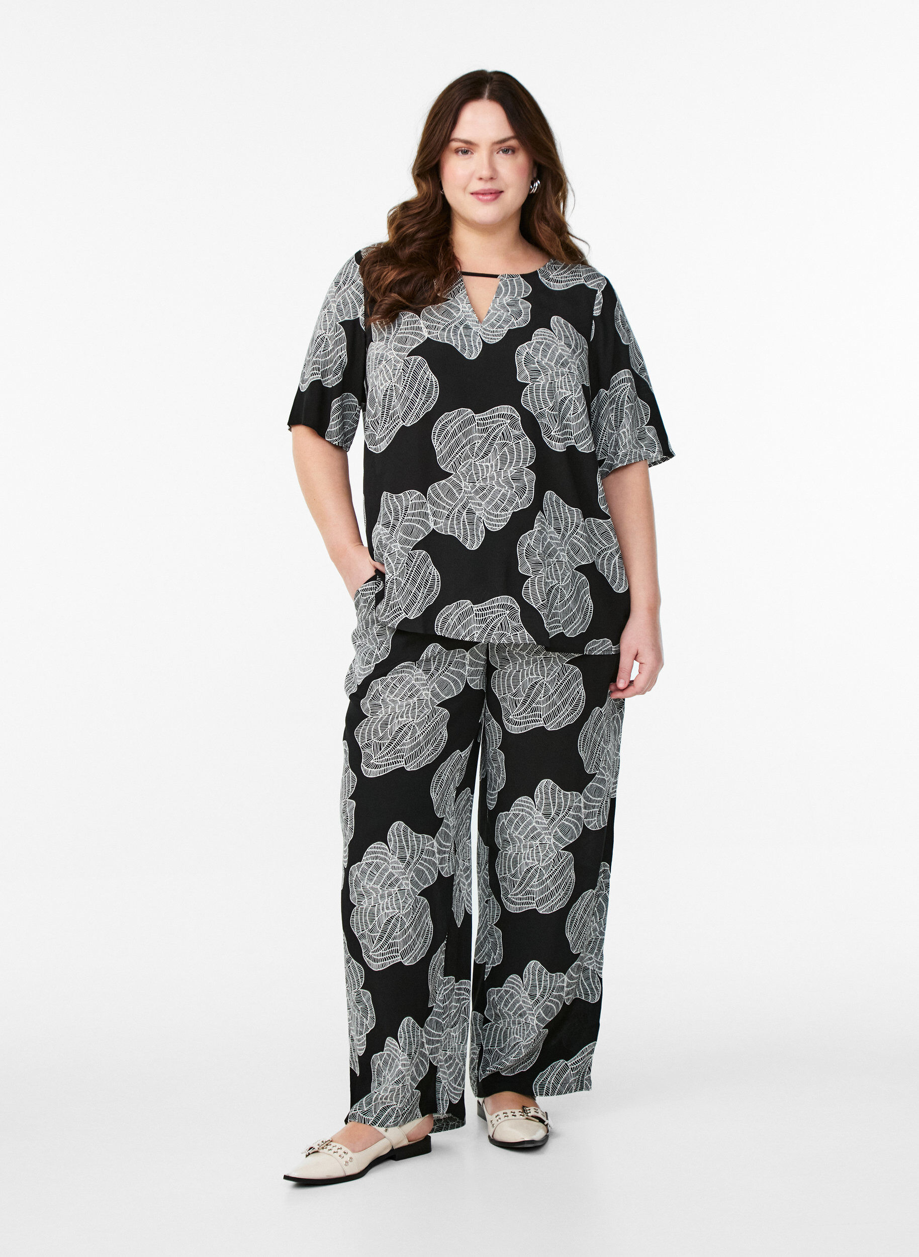 Zizzifashion Short sleeve viscose Blouse with print, Black, Model image number 1