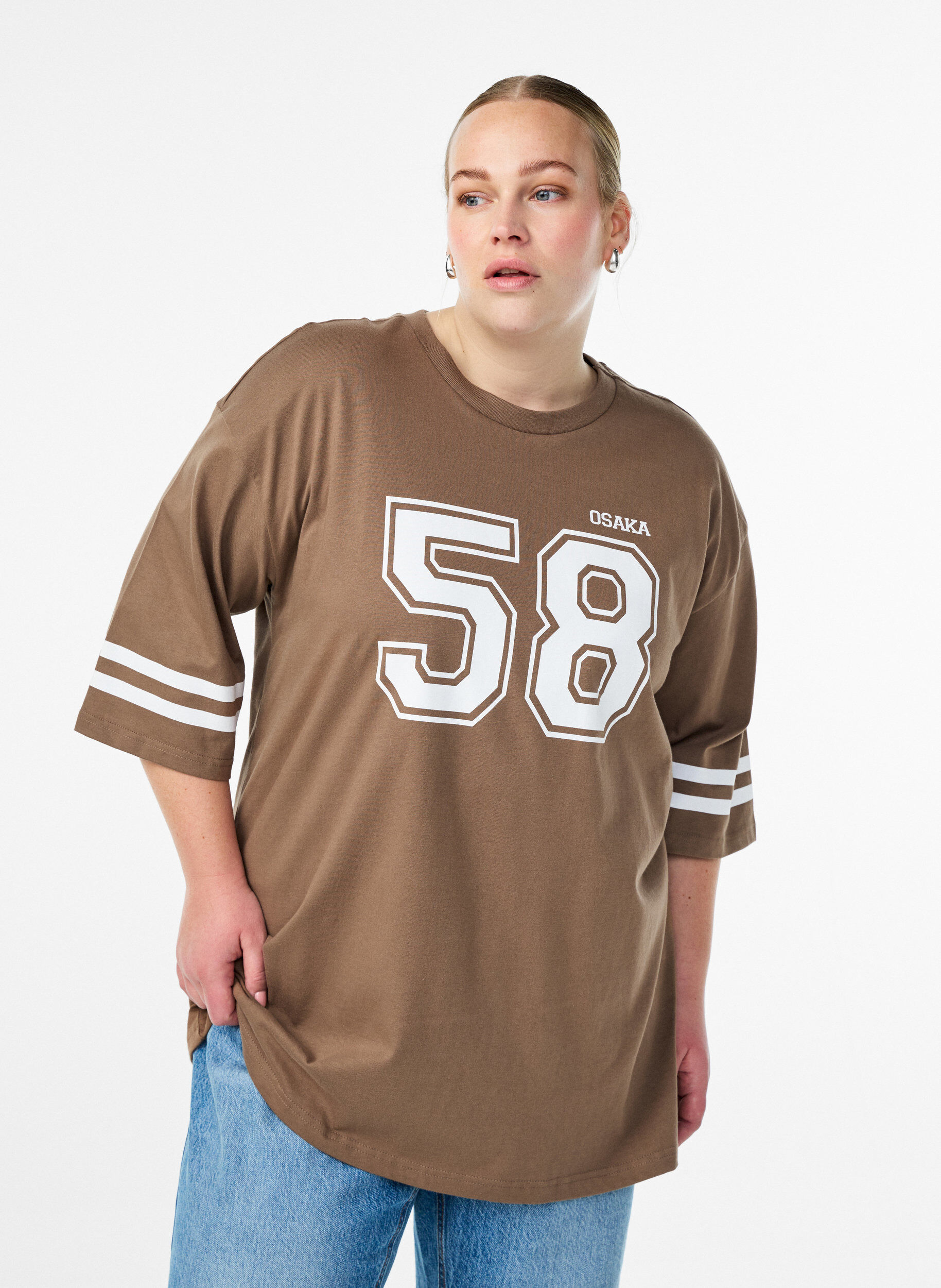 Oversized college T-shirt with 3/4 sleeves, Brown, Model