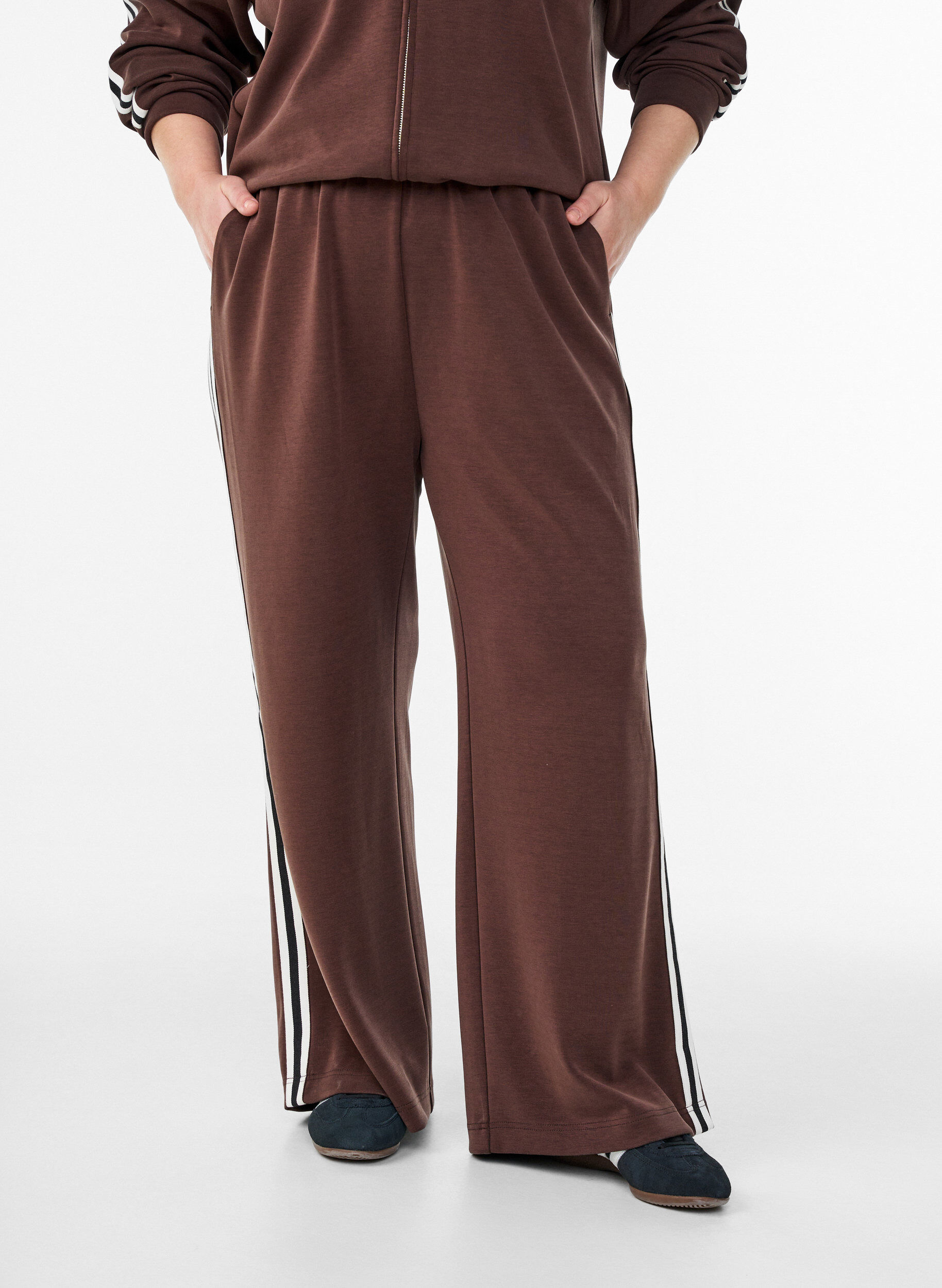 Zizzifashion Loose training trousers with a high waist and stripe detail, Brown, Model image number 0