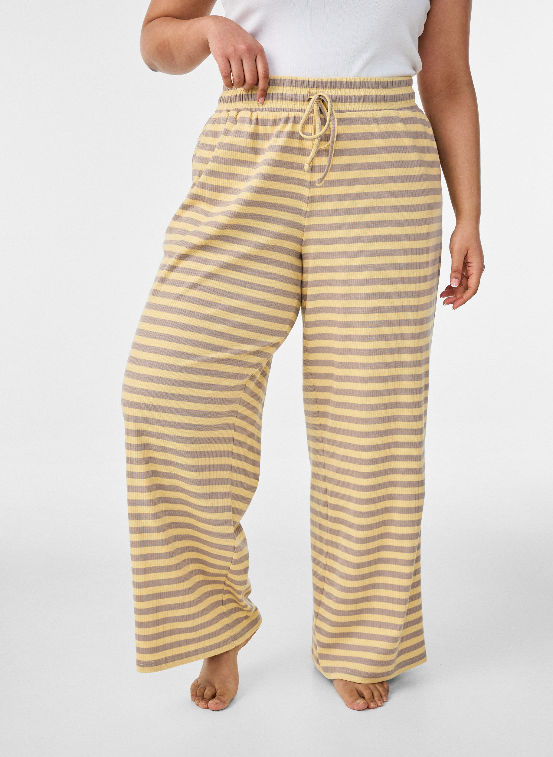 Zizzifashion Striped pyjama bottoms with a high waist and wide legs, Yellow, Model image number 2