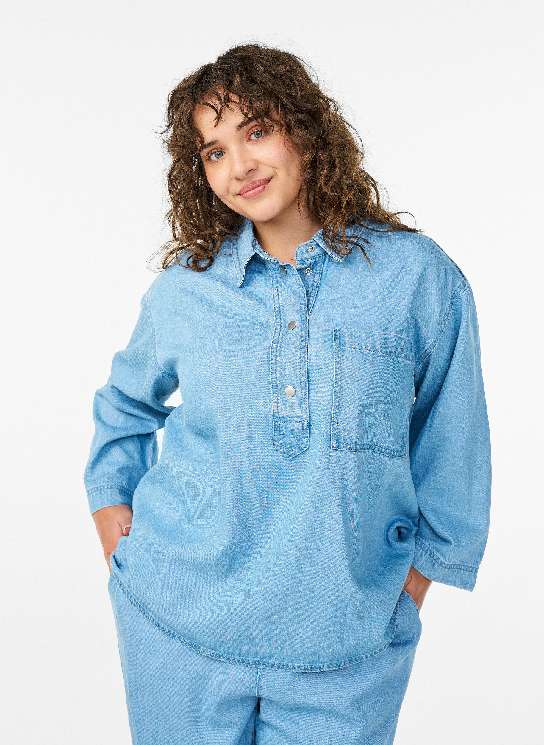 Loose denim shirt with 3/4-sleeves, Light Blue, Model