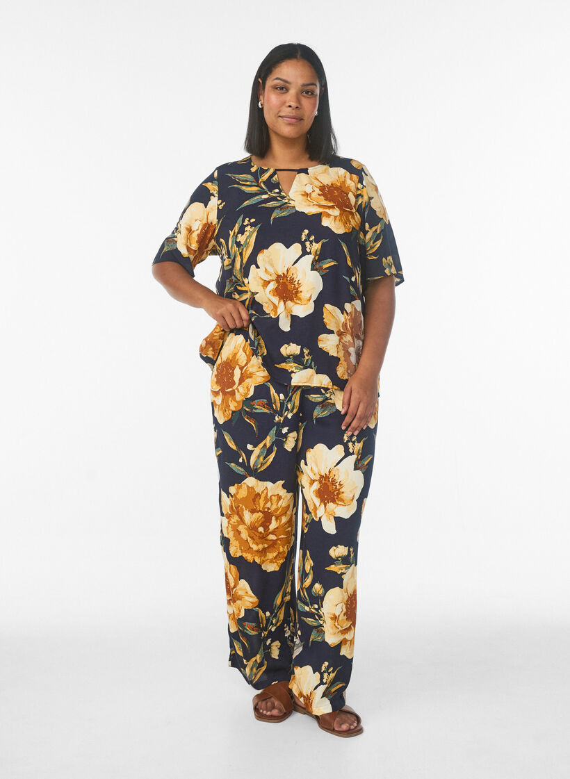 Loose viscose trousers with print, Blue, Model image number 0