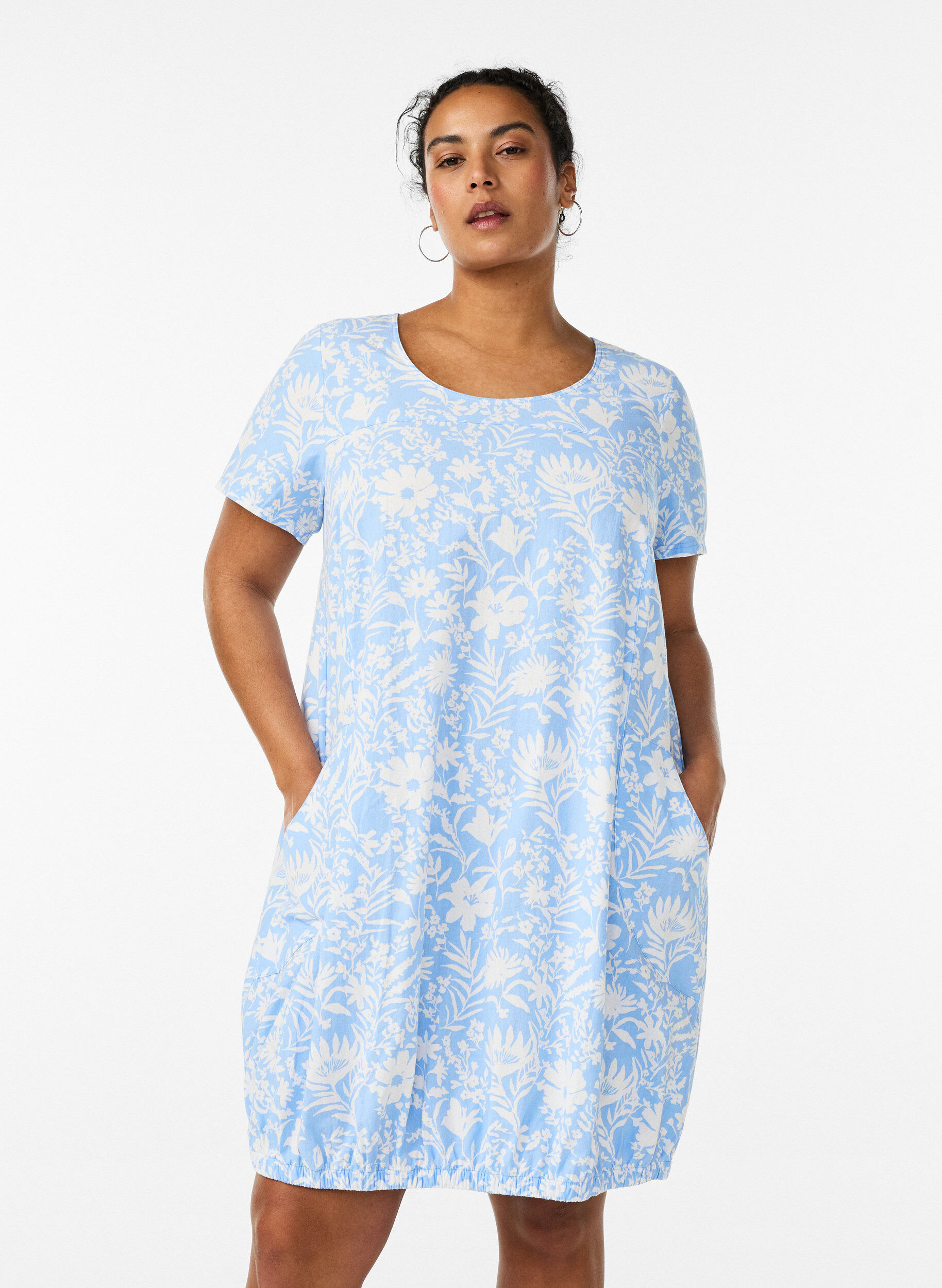 Short-sleeved cotton dress with print, Vanilla, Model