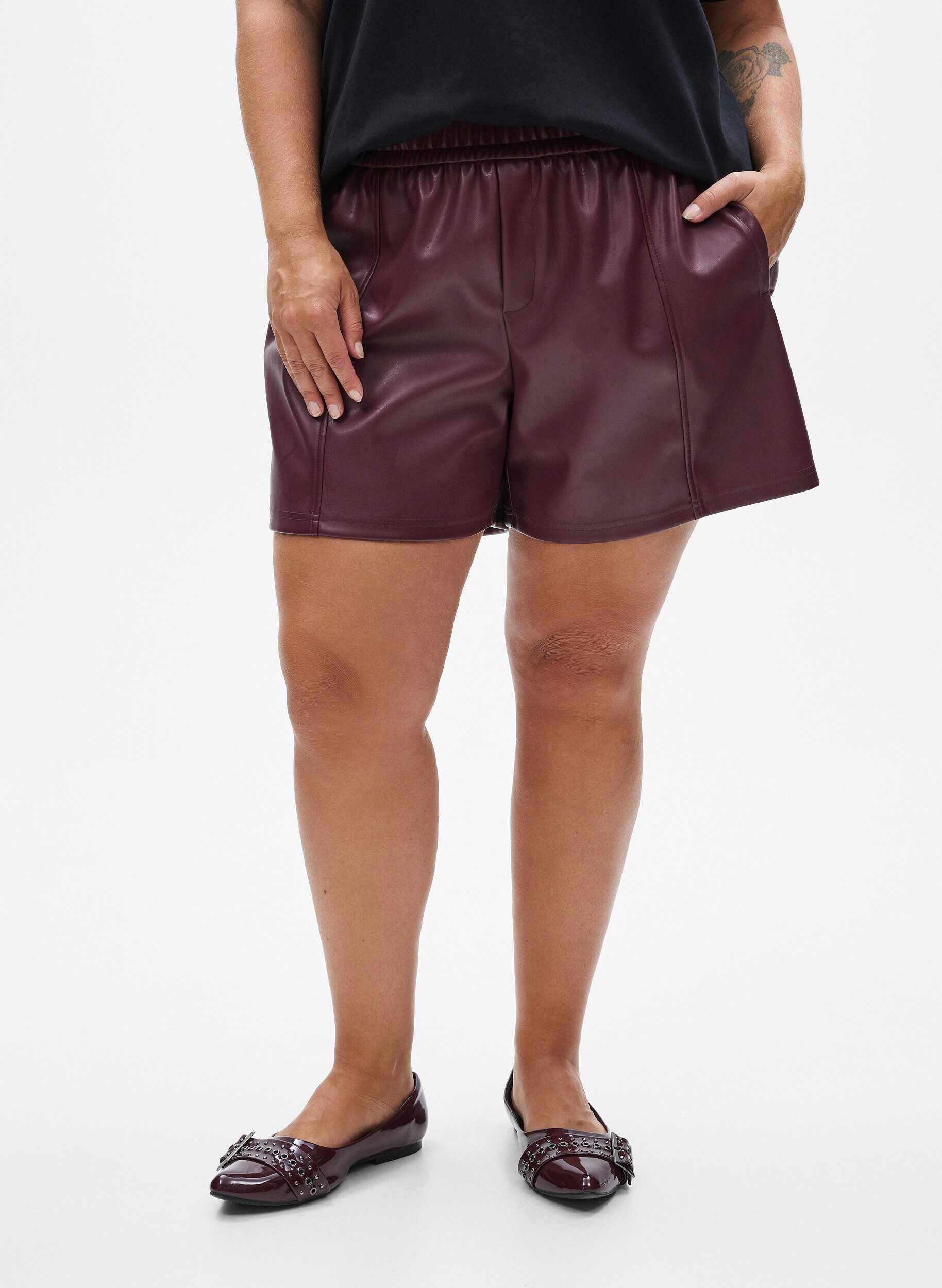 Zizzifashion Loose faux leather shorts with elastic waistband, Dark Bordeaux, Model image number 3