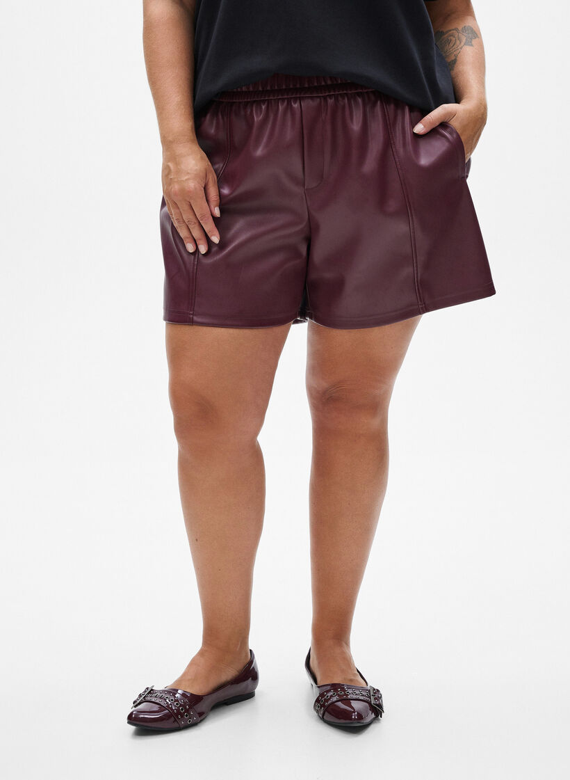 Loose faux leather shorts with elastic waistband, Dark Bordeaux, Model image number 3