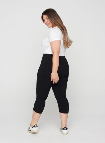 Plain-coloured capri jeans in viscose blend, Black, Model image number 1