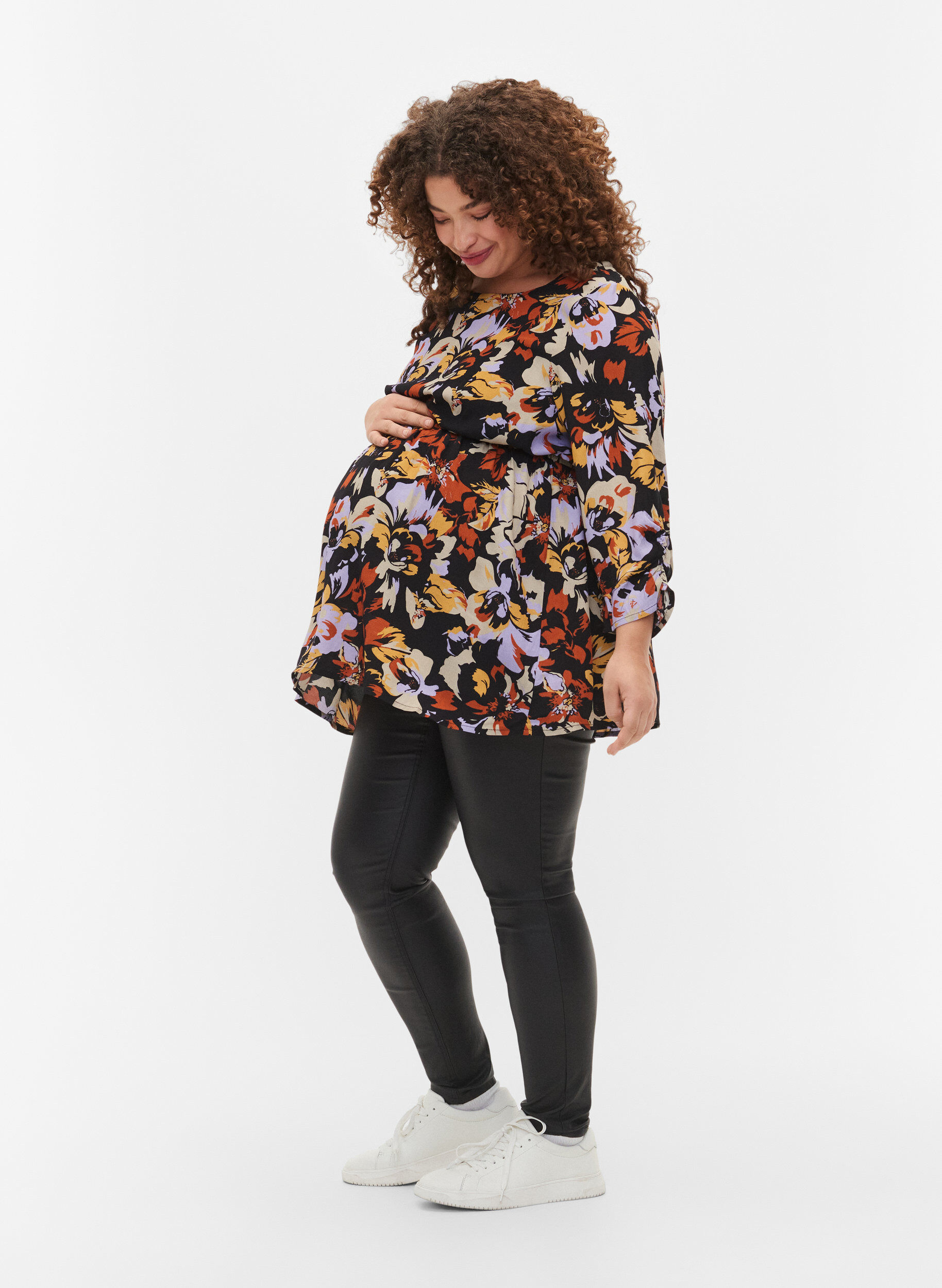 Zizzifashion Maternity blouse in viscose and floral print, Black Flower AOP, Model image number 2