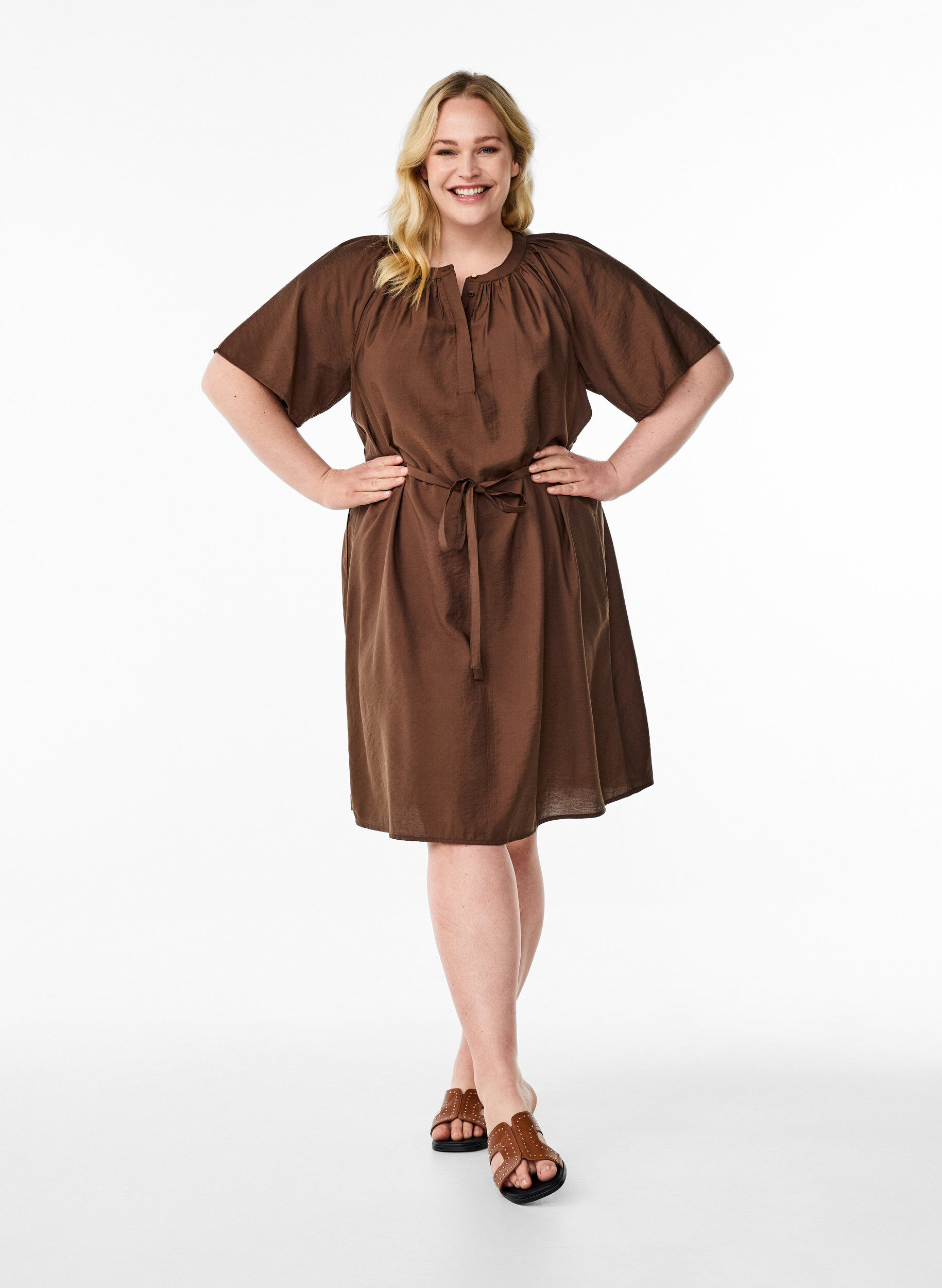 Zizzifashion Knee-length dress with short sleeves and tie belt, Brown, Model image number 1