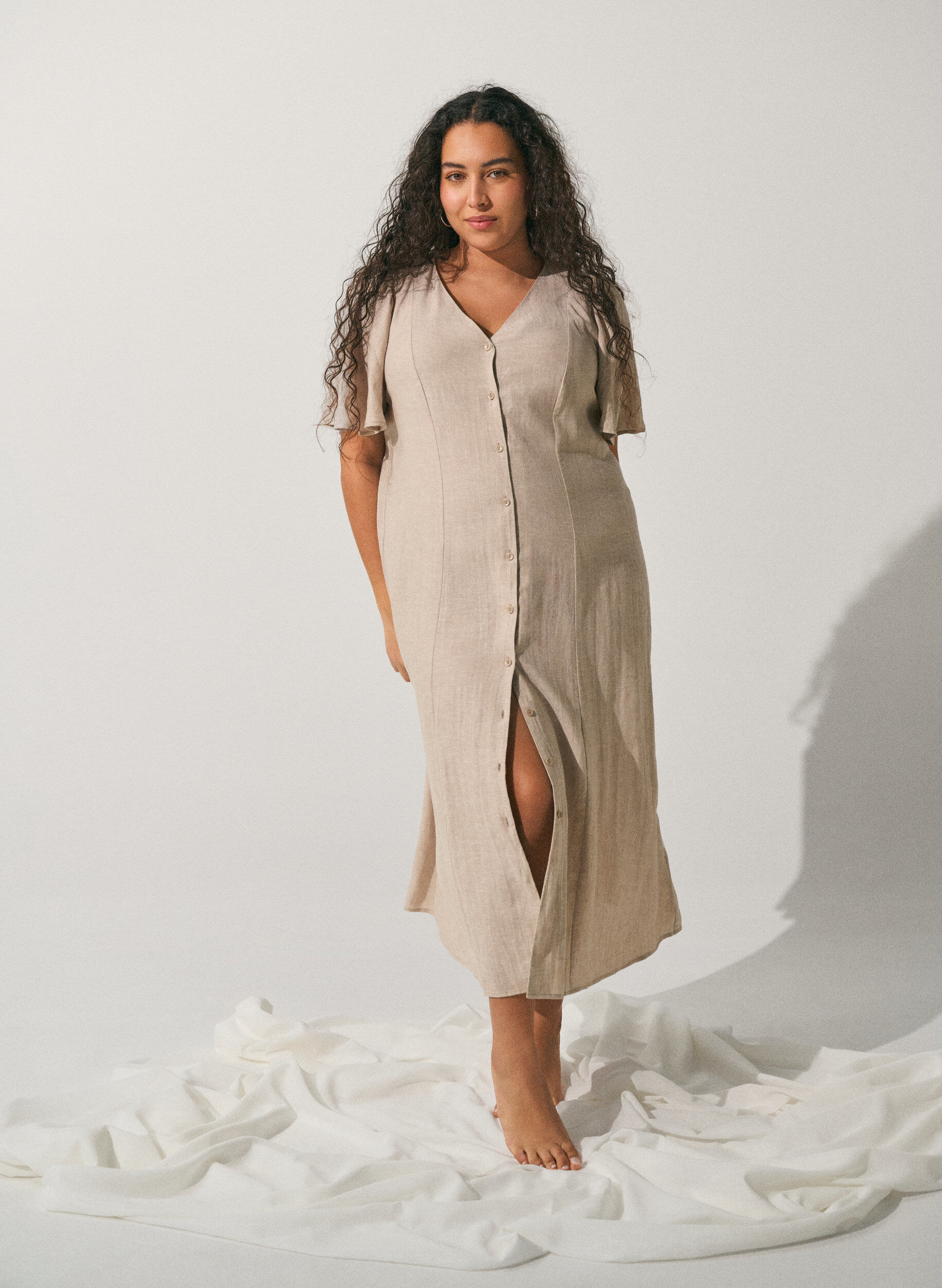Zizzifashion Midi dress in linen and viscose with ruffle sleeves, Beige, Image image number 0
