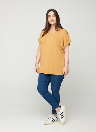 Round neck t-shirt made from a viscose mix, Honey Mustard , Model image number 2