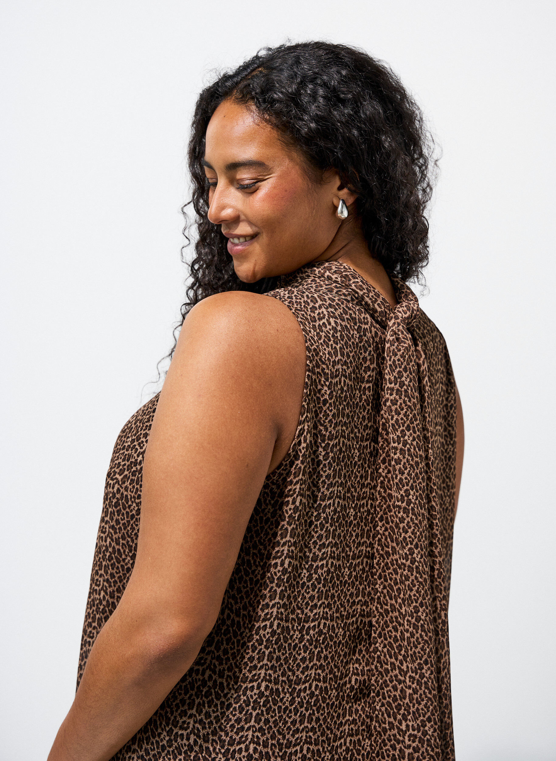Zizzifashion Midi dress in chiffon with leopard print and a tie-waist, Brown, Model image number 3
