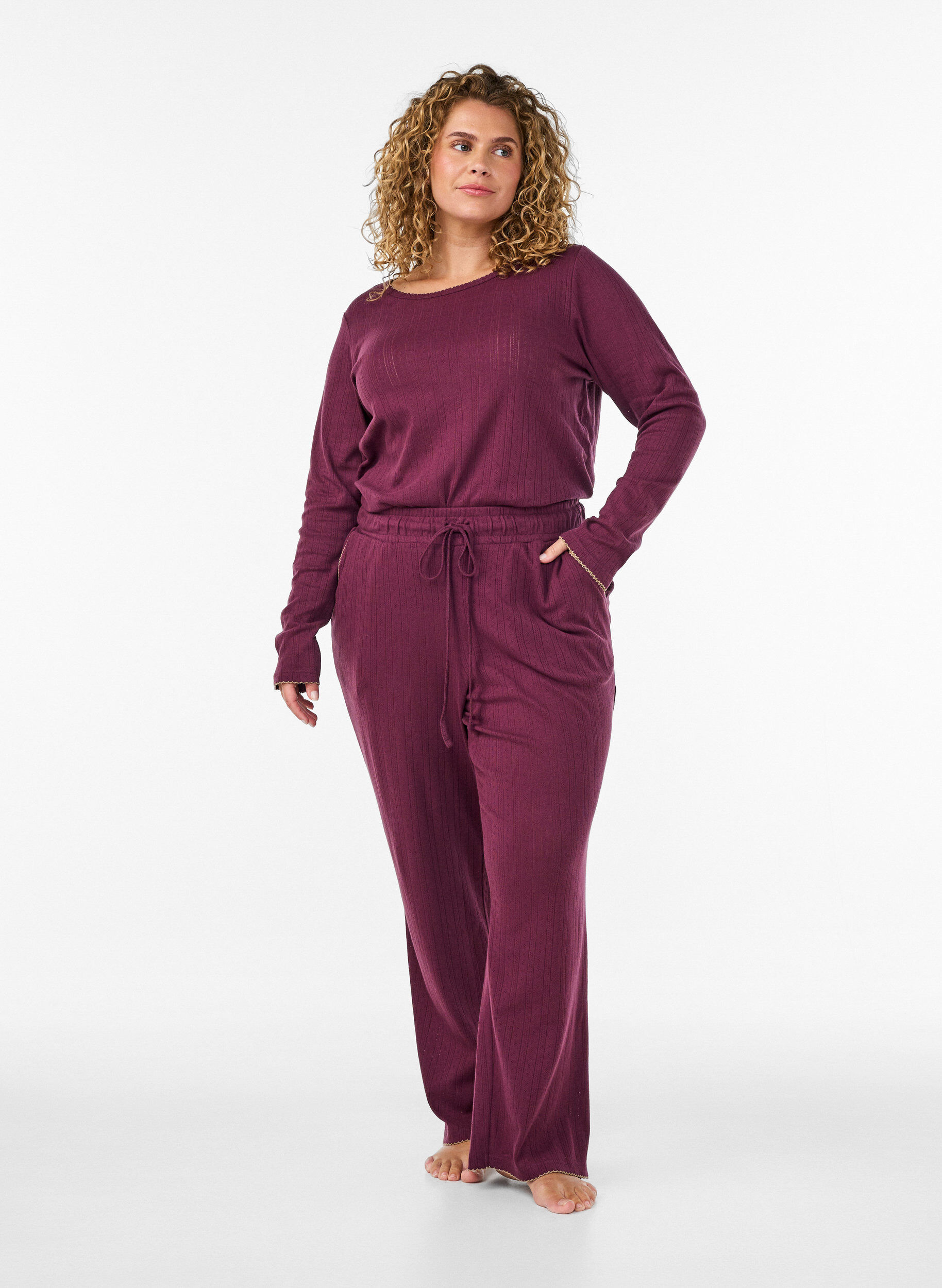 Organic cotton pyjama bottoms with eyelet embroidery, Dark Bordeaux, Model