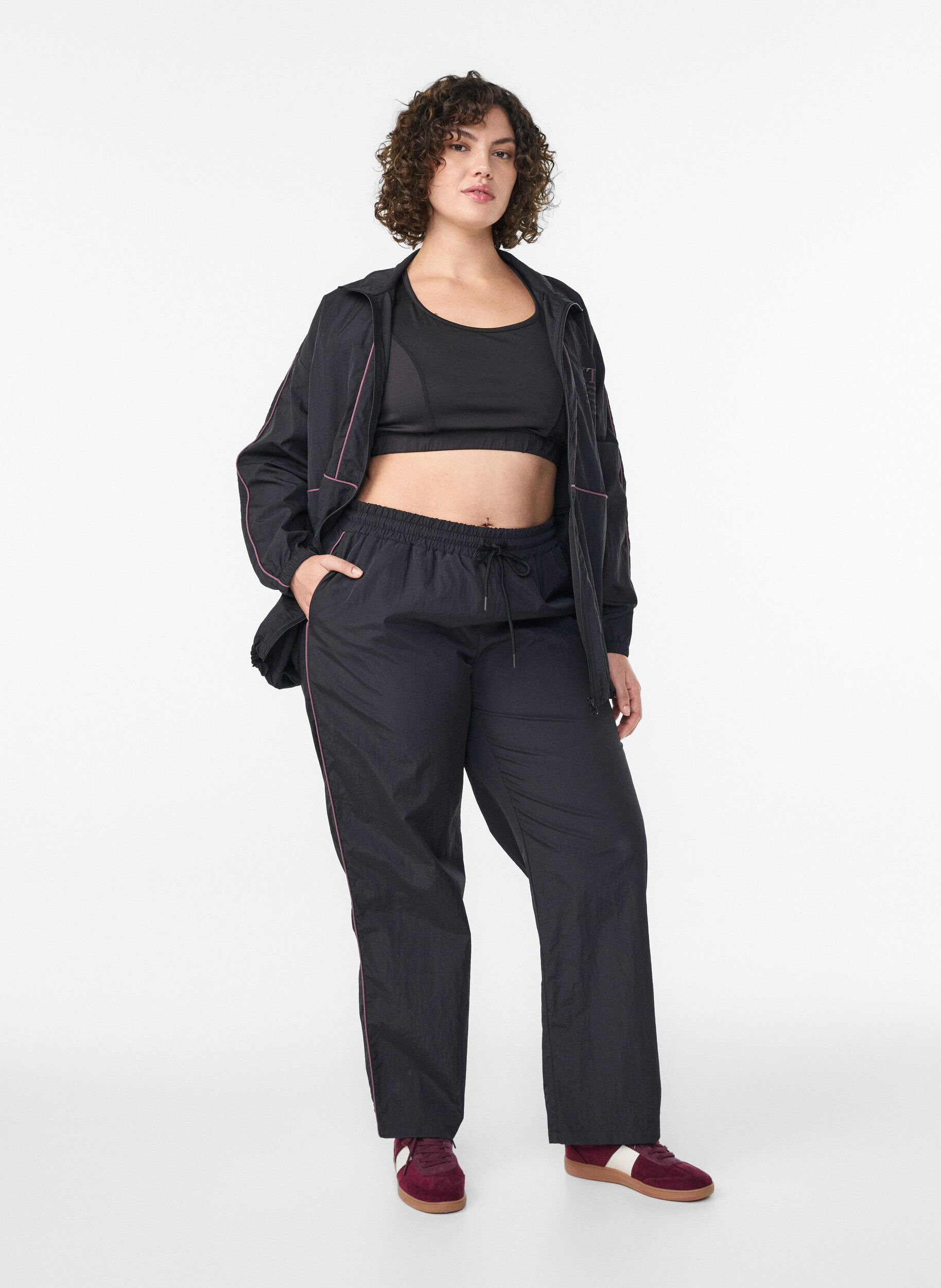 Lightweight trousers with contrast piping and high waist, Black, Model