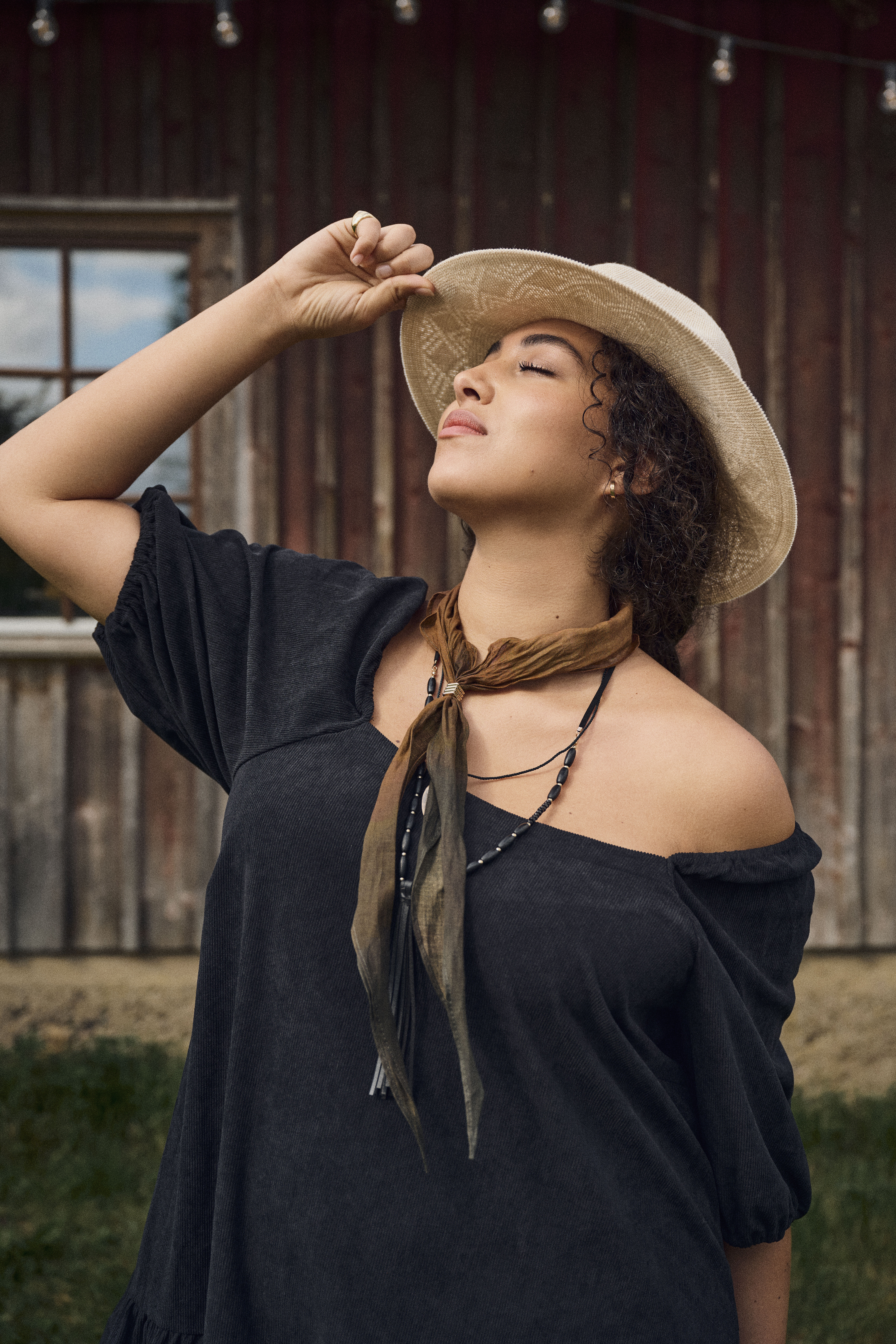 Zizzifashion Velvet dress with square neckline, , Model