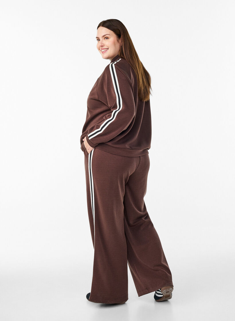 Loose training trousers with a high waist and stripe detail, Brown, Model