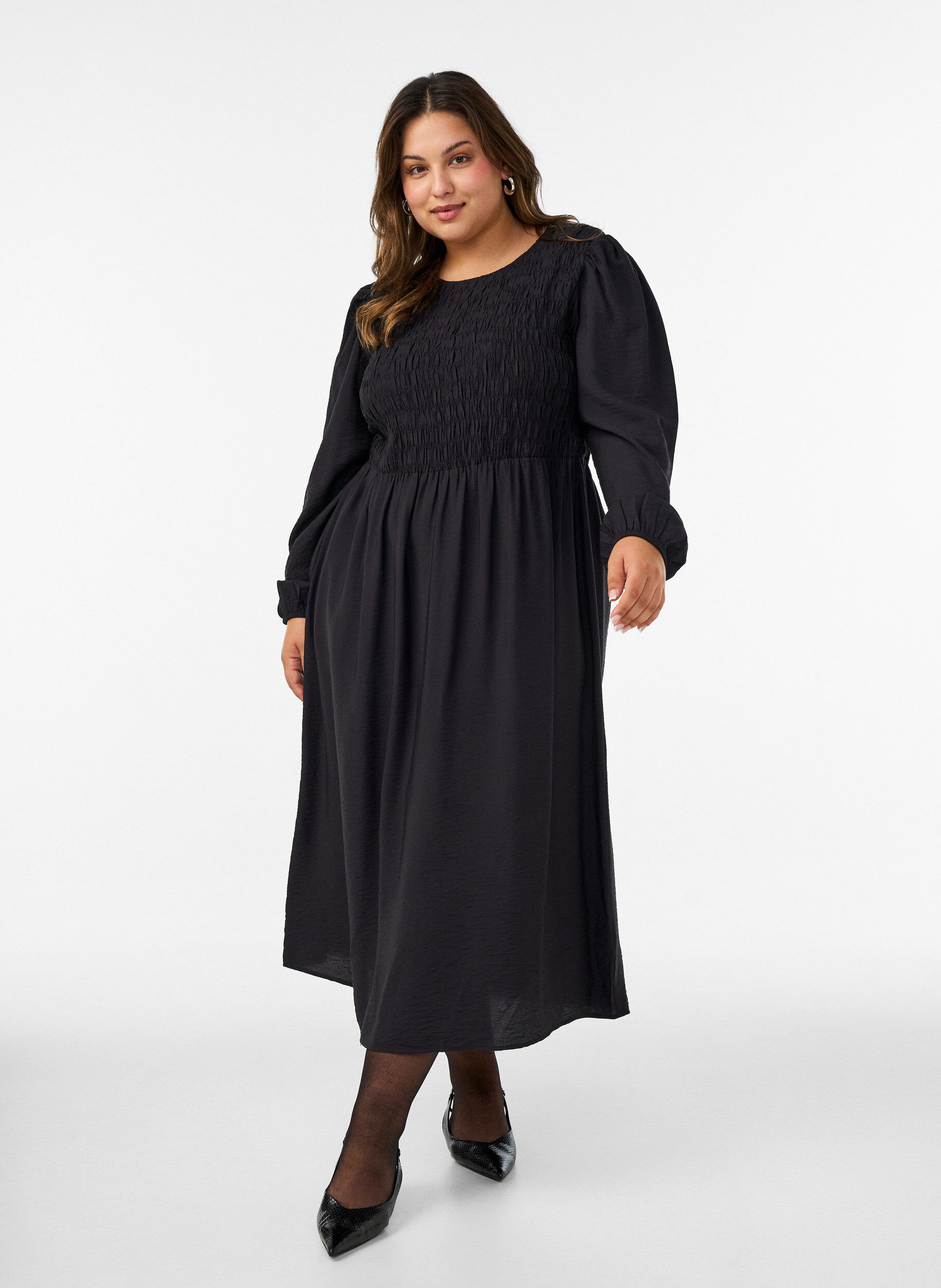 Midi dress in viscose with smocking, Black, Model