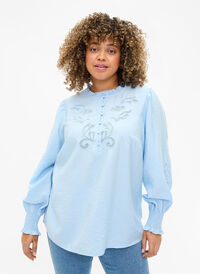 Blouse with ruffles and broderie anglaise, Chambray Blue, Model