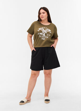 Cotton T-shirt with print, Ivy Green, Model image number 2