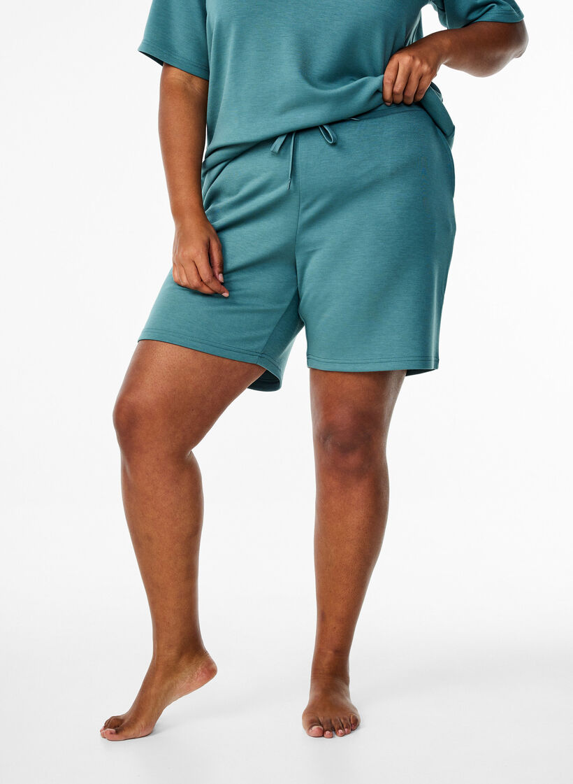 Shorts made of modal mix with pockets, Green, Model image number 3