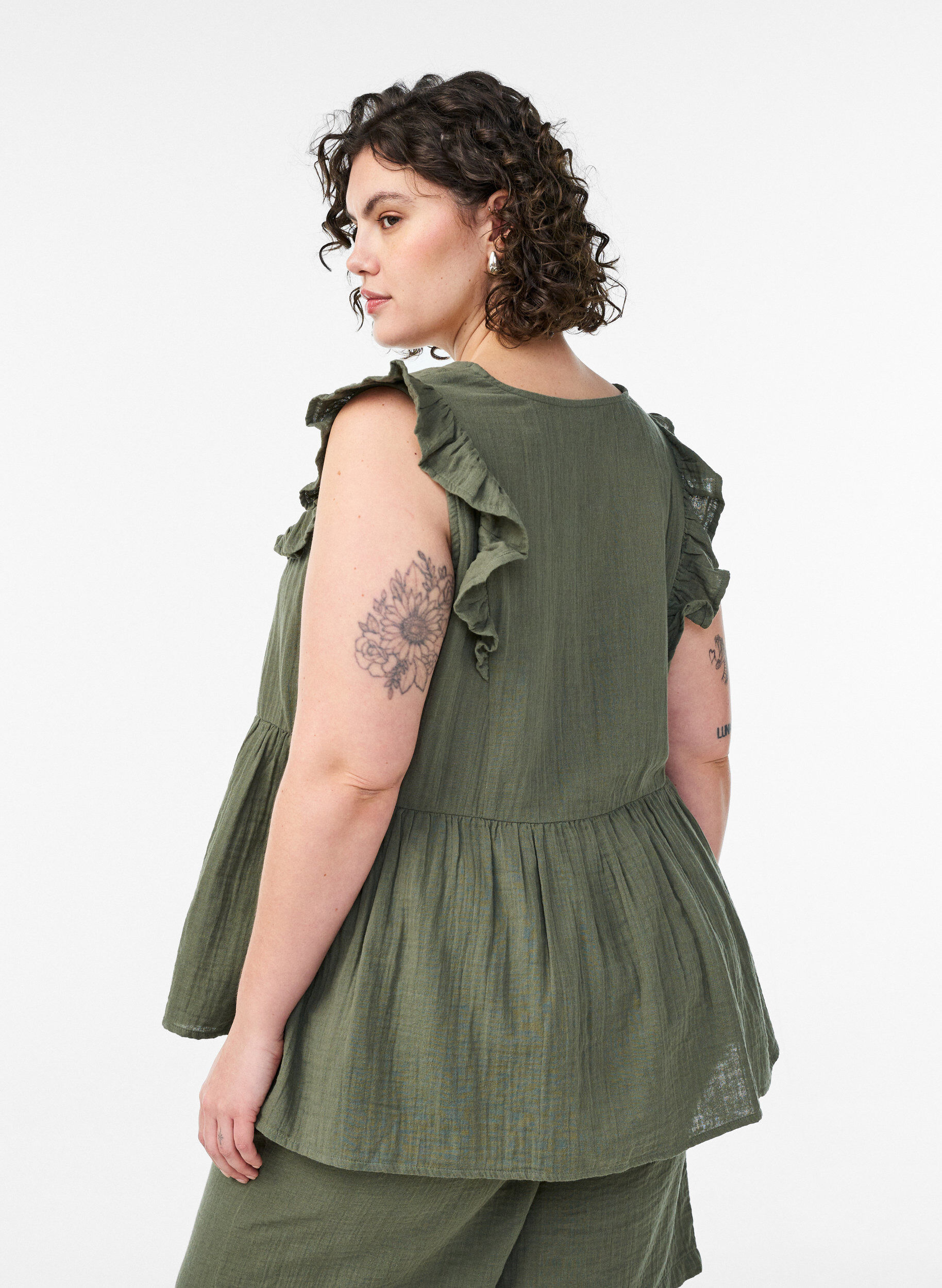 Zizzifashion Sleeveless cotton muslin blouse with ruffles, Green, Model image number 2