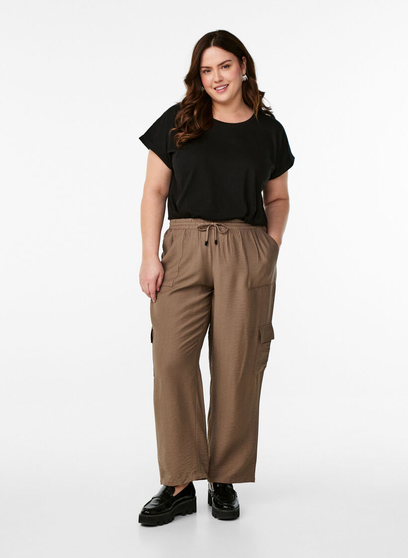 Short-sleeved t-shirt in a cotton blend, Black, Model image number 1