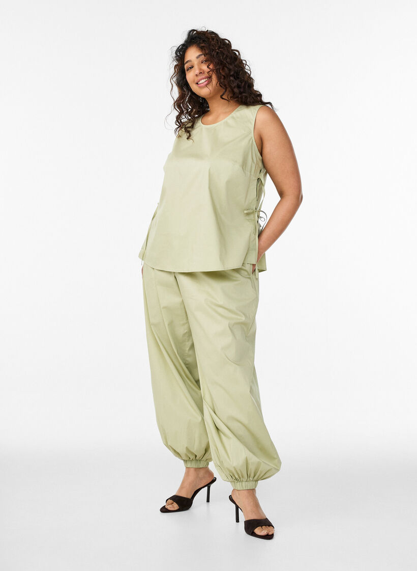 High-waisted balloon trousers with an elasticated waistband, Green, Model image number 0
