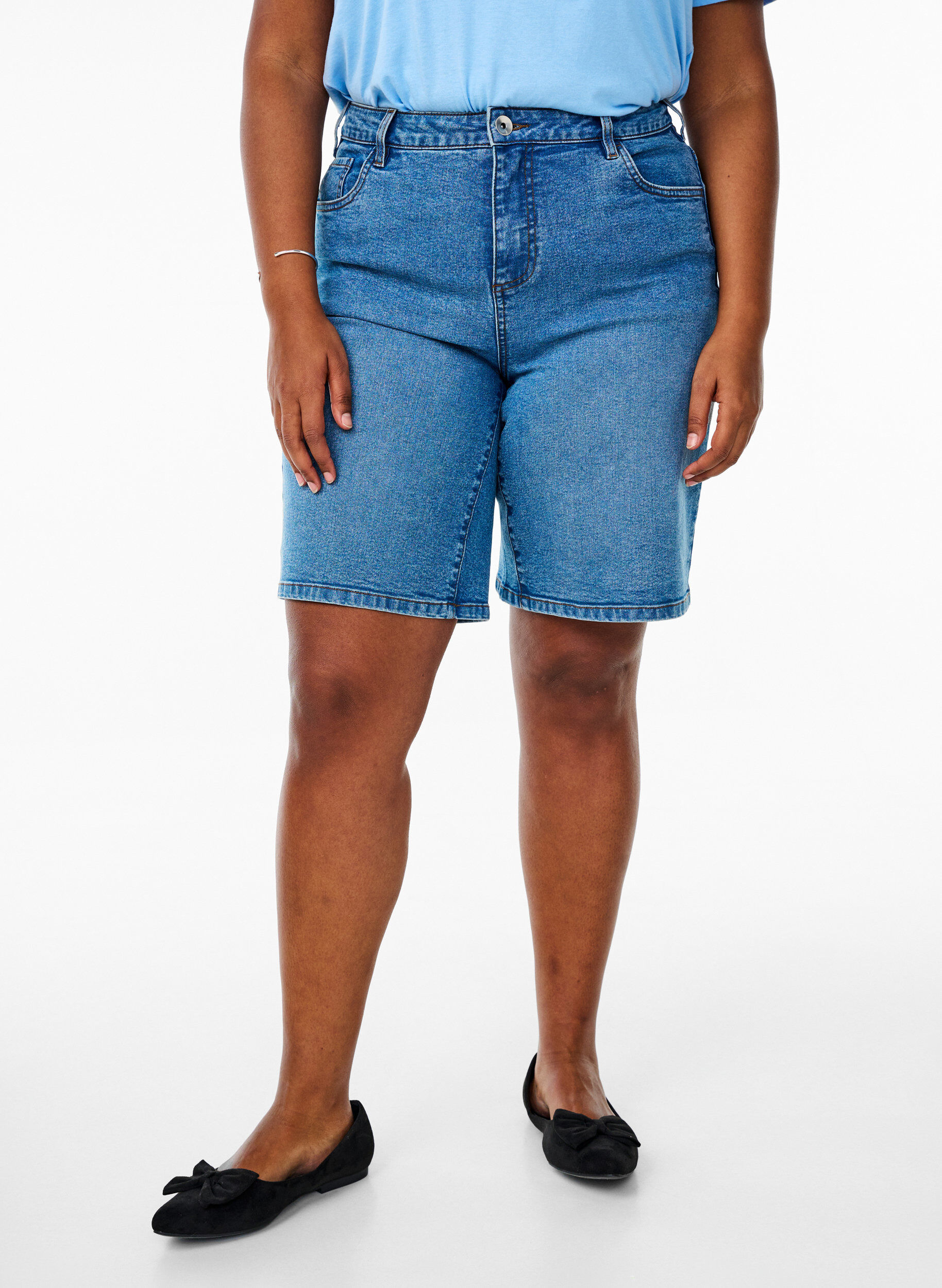 Zizzifashion FLASH - Loose denim shorts with high waist, Light Blue, Model image number 3