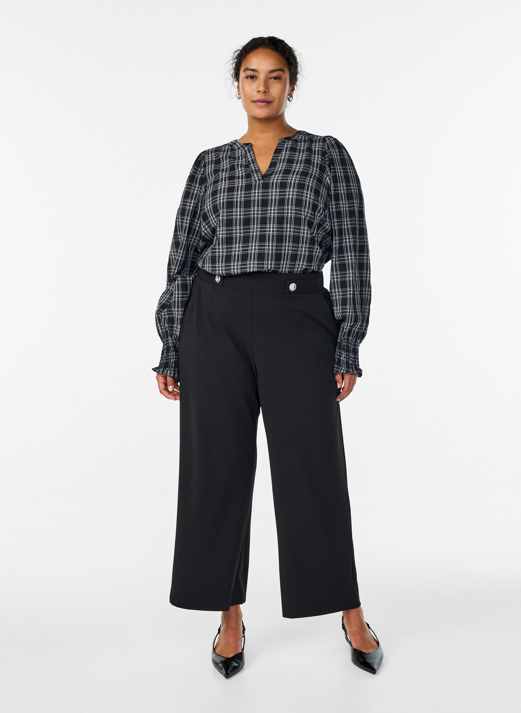 Loose trousers with pockets, Black, Model