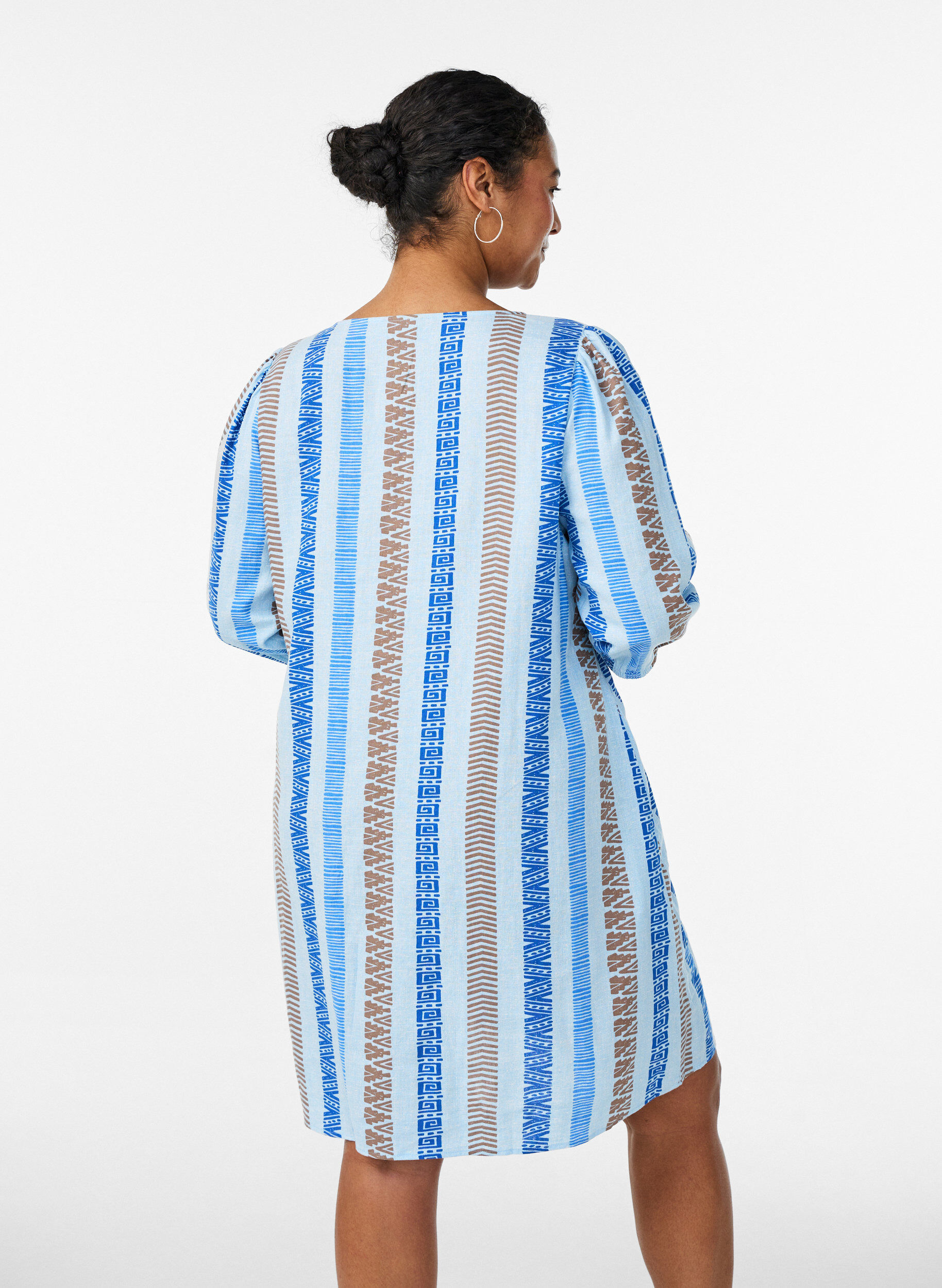 Zizzifashion Short dress in linen and viscose with 3/4 sleeves, Blue, Model image number 2