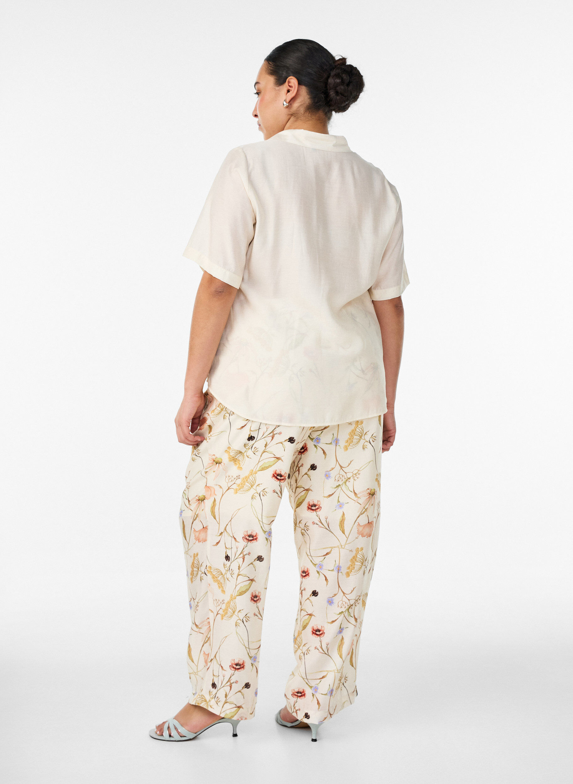 Zizzifashion High-waisted viscose trousers with floral print, Beige, Model image number 1