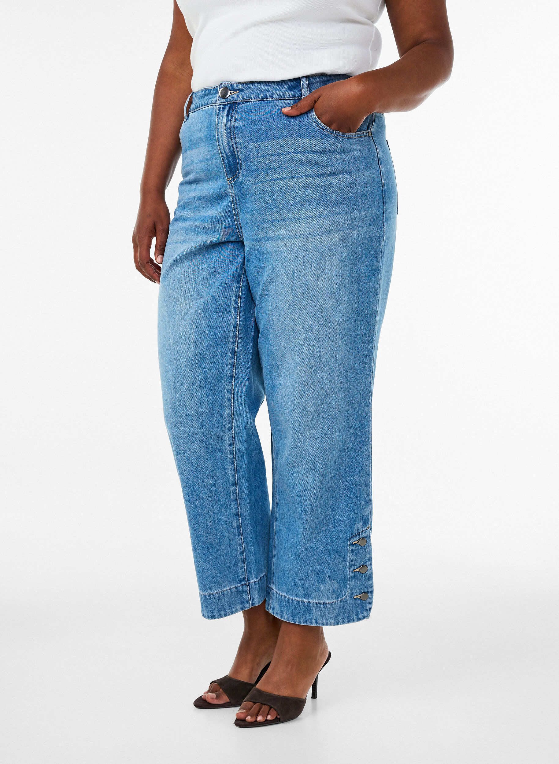 ZizzifashionCropped Kiana jeans with straight fit and button details, Light Blue, Model image number 2