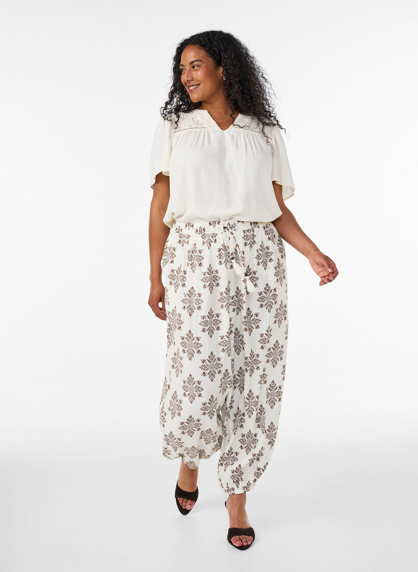 Blouse in viscose with broderie anglaise, Beige, Model image number 1