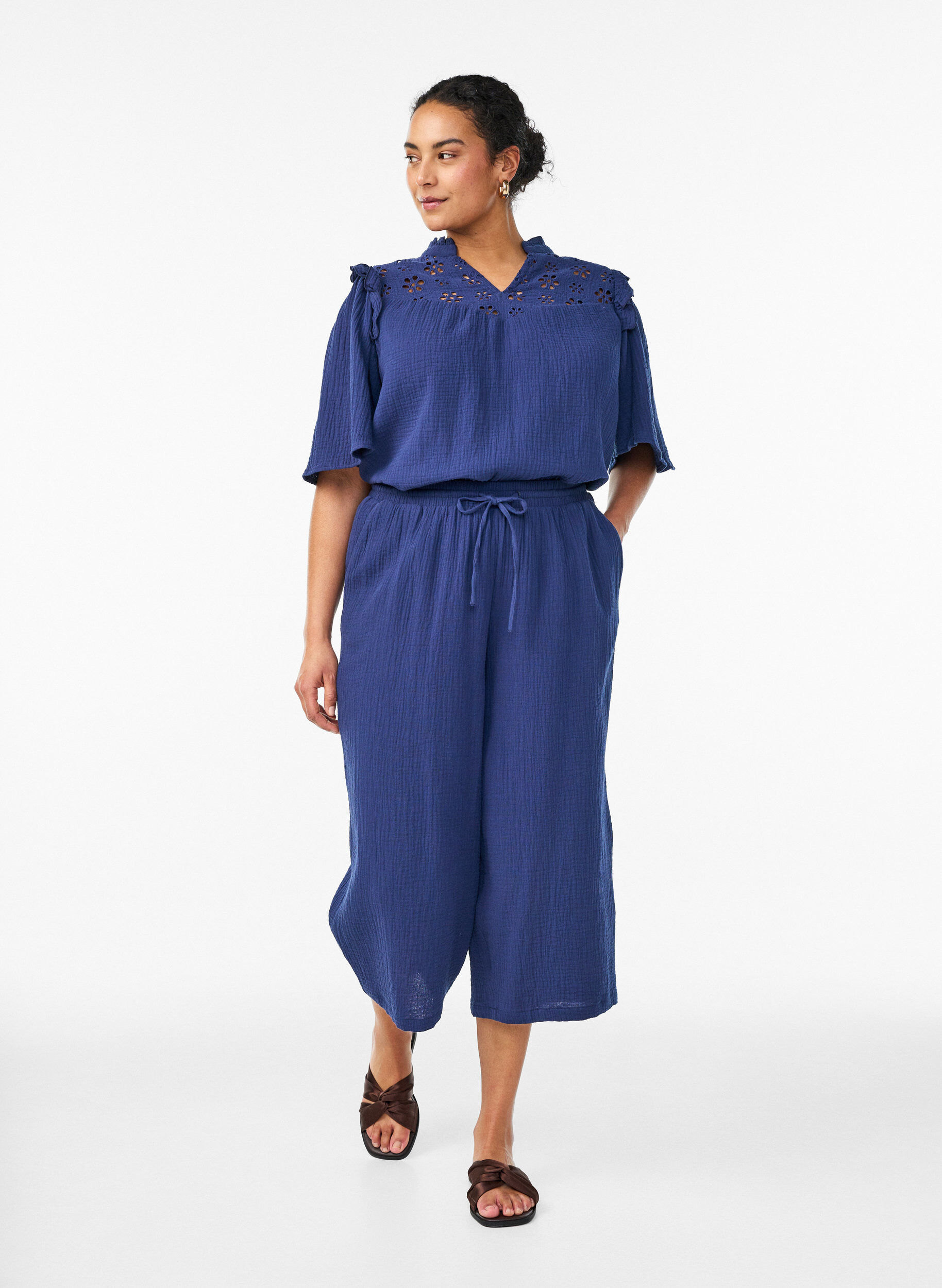 Zizzifashion Blouse in cotton muslin with broderie anglaise and 1/2 sleeves, Blue, Model image number 1