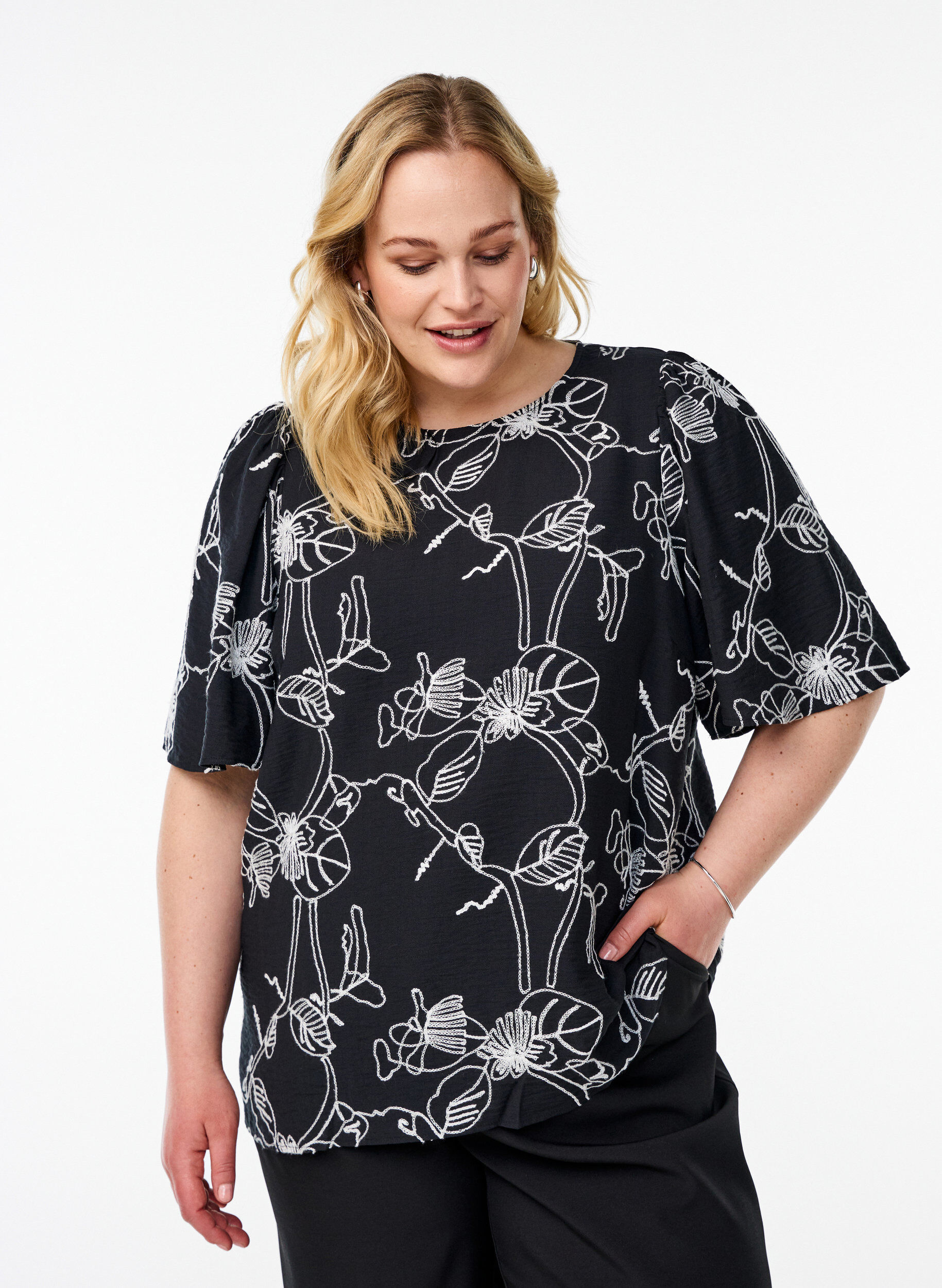 Zizzifashion Short-sleeved blouse with embroidered pattern, Black, Model image number 0