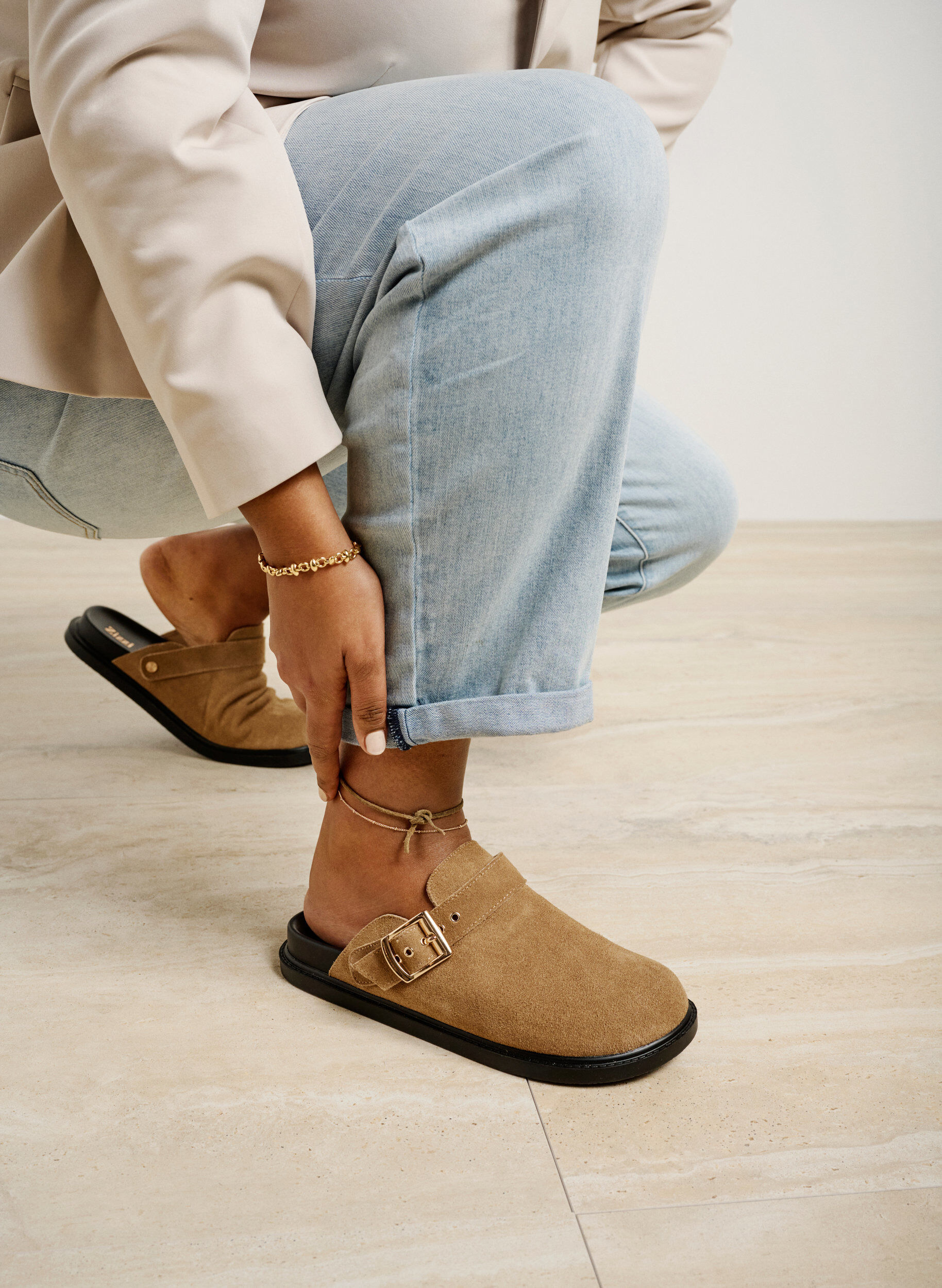 Zizzifashion Wide fit suede clogs, Woodsmoke, Image image number 1