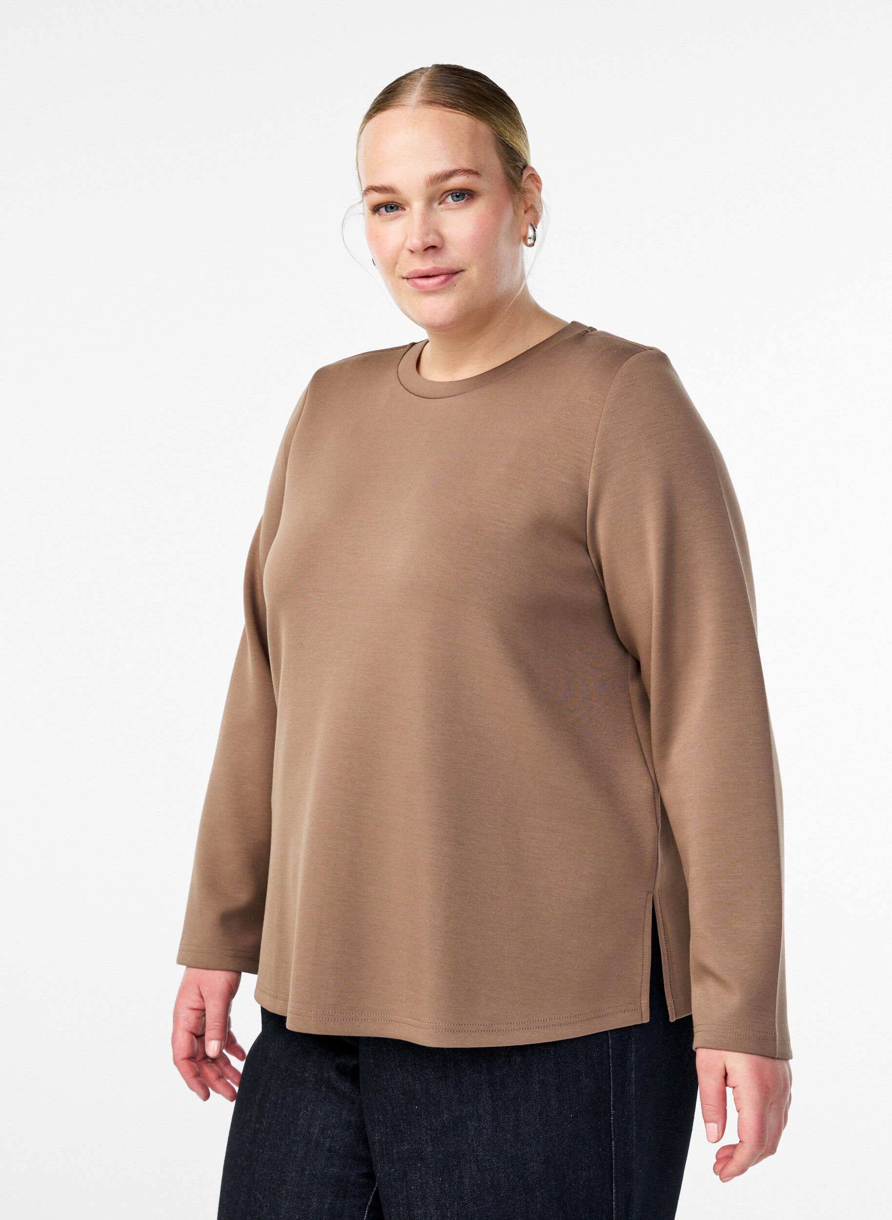 Jersey blouse with round neck, Brown, Model