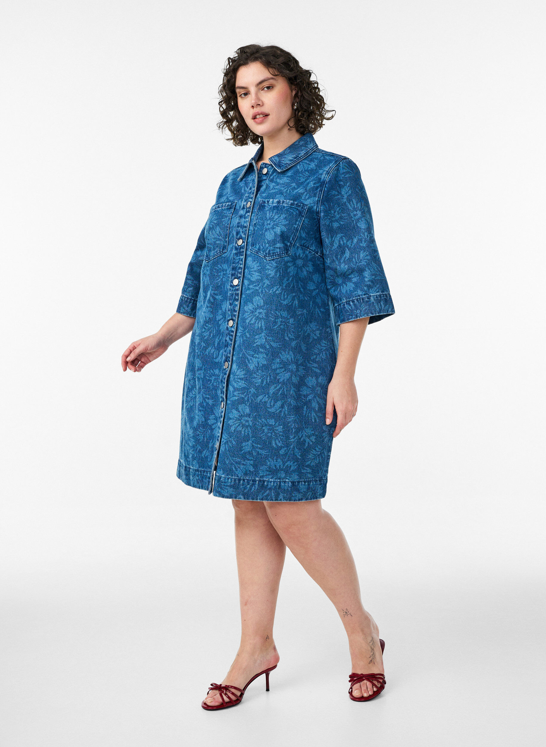 Zizzifashion Denim dress with floral print and chest pockets, Blue, Model image number 1