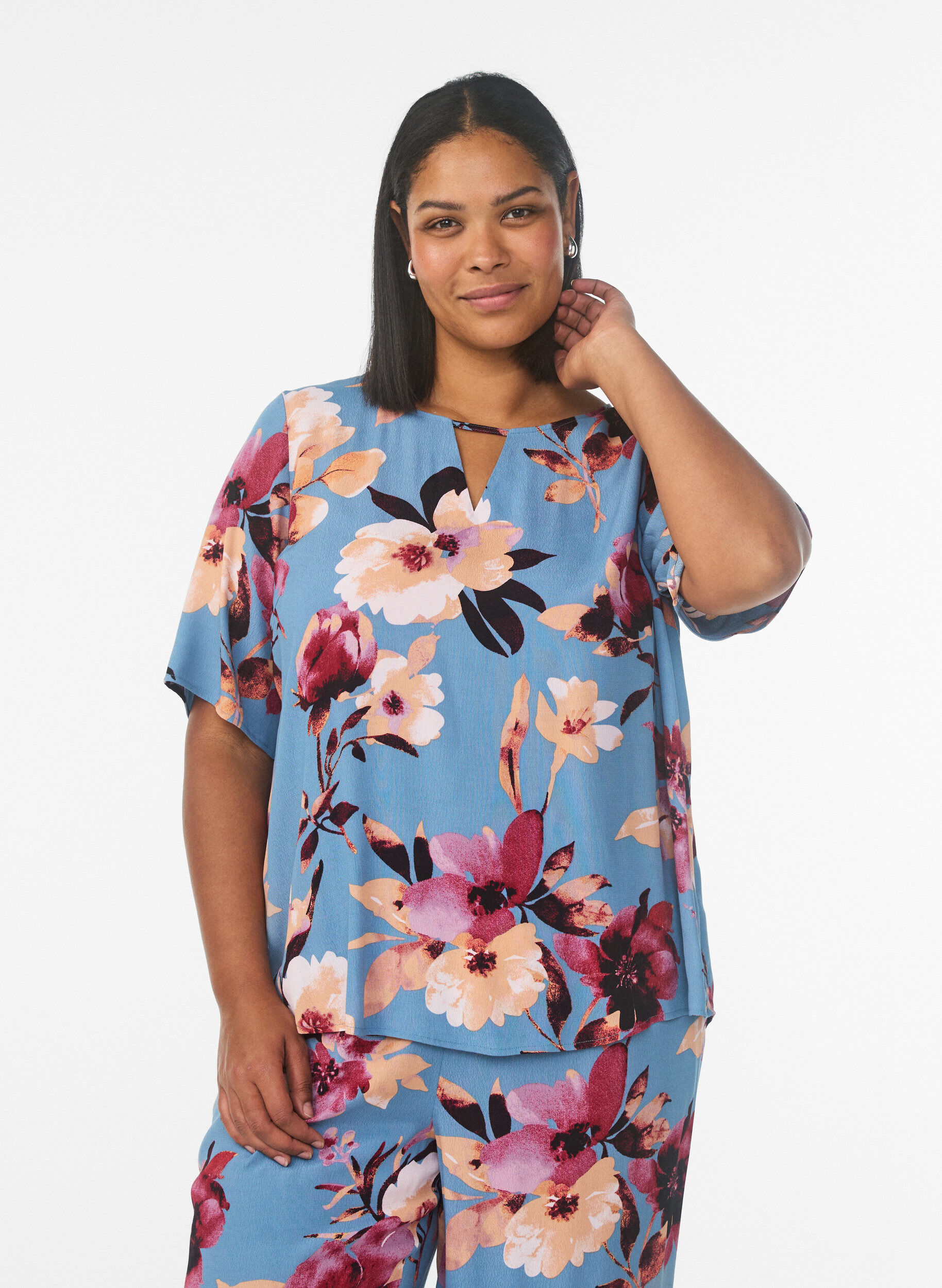Short sleeve viscose blouse with print, Blue, Model