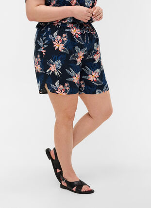 Viscose shorts with print and pockets, Blue Flower Leaf AOP, Model image number 2