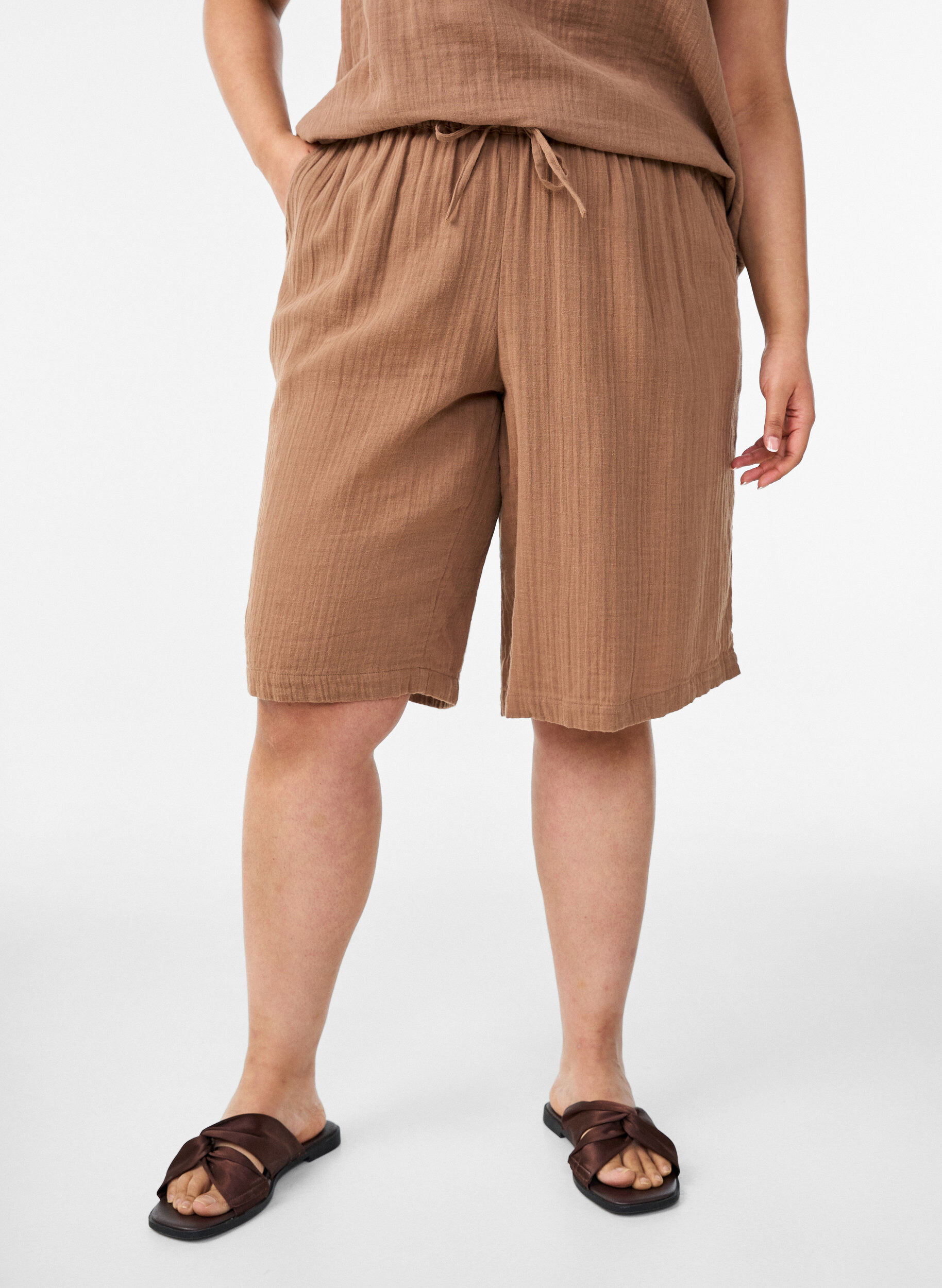 Loose cotton muslin shorts with a high waist, Brown, Model