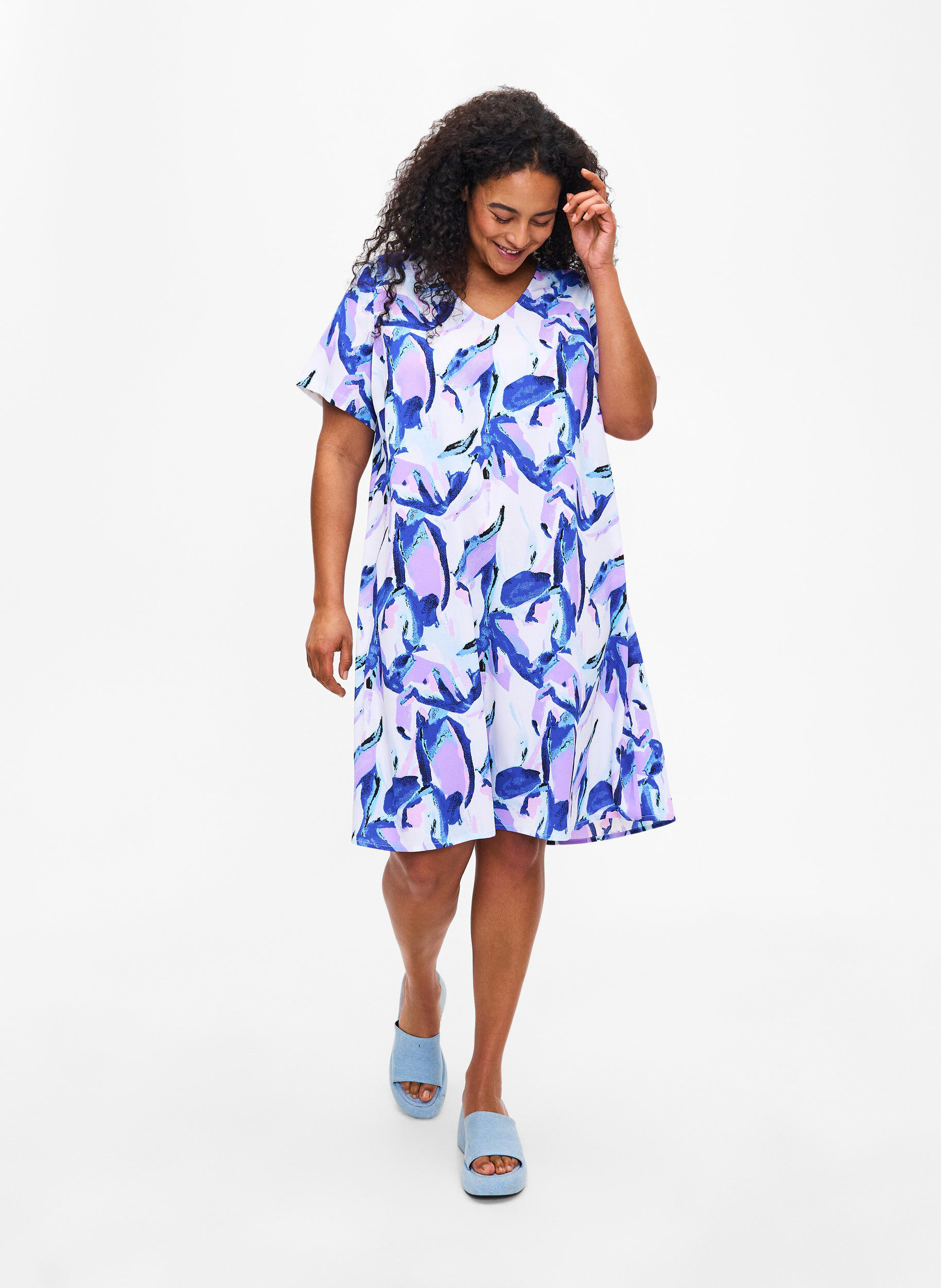 Zizzifashion FLASH - V-neck dress with print, Snow White Flower, Model image number 2