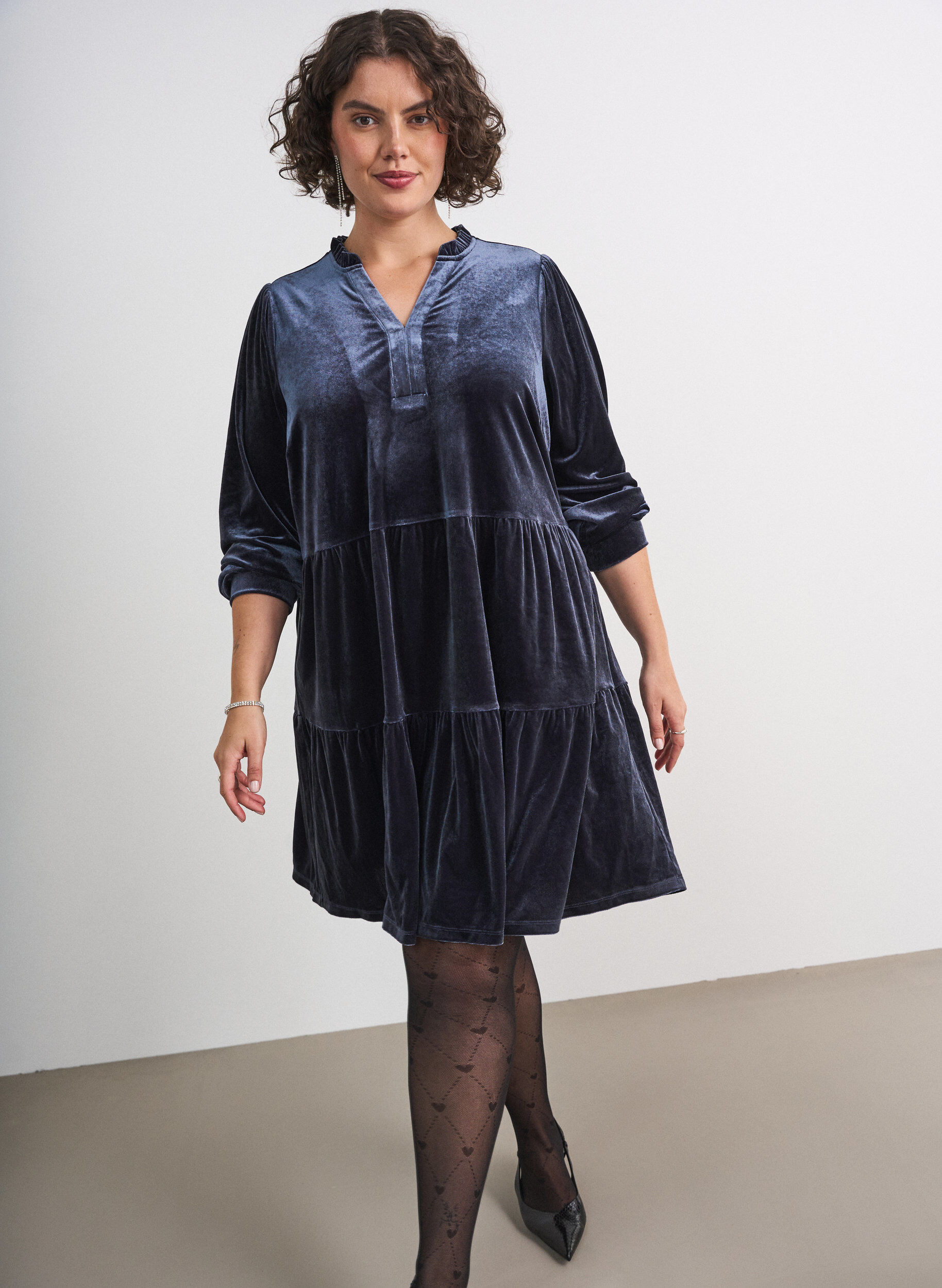 Short velour dress with a ruffle collar and long sleeves, Blue, Model