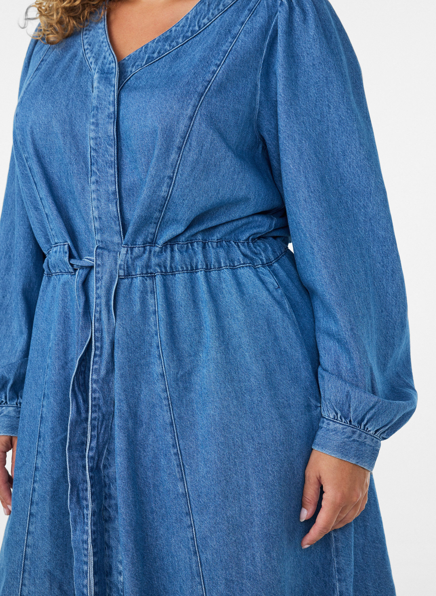 ZizzifashionDenim dress with V-neck and tie-belt, Light Blue, Model image number 3
