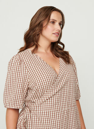 Short-sleeved checked wrap dress, Coloured Check, Model image number 2