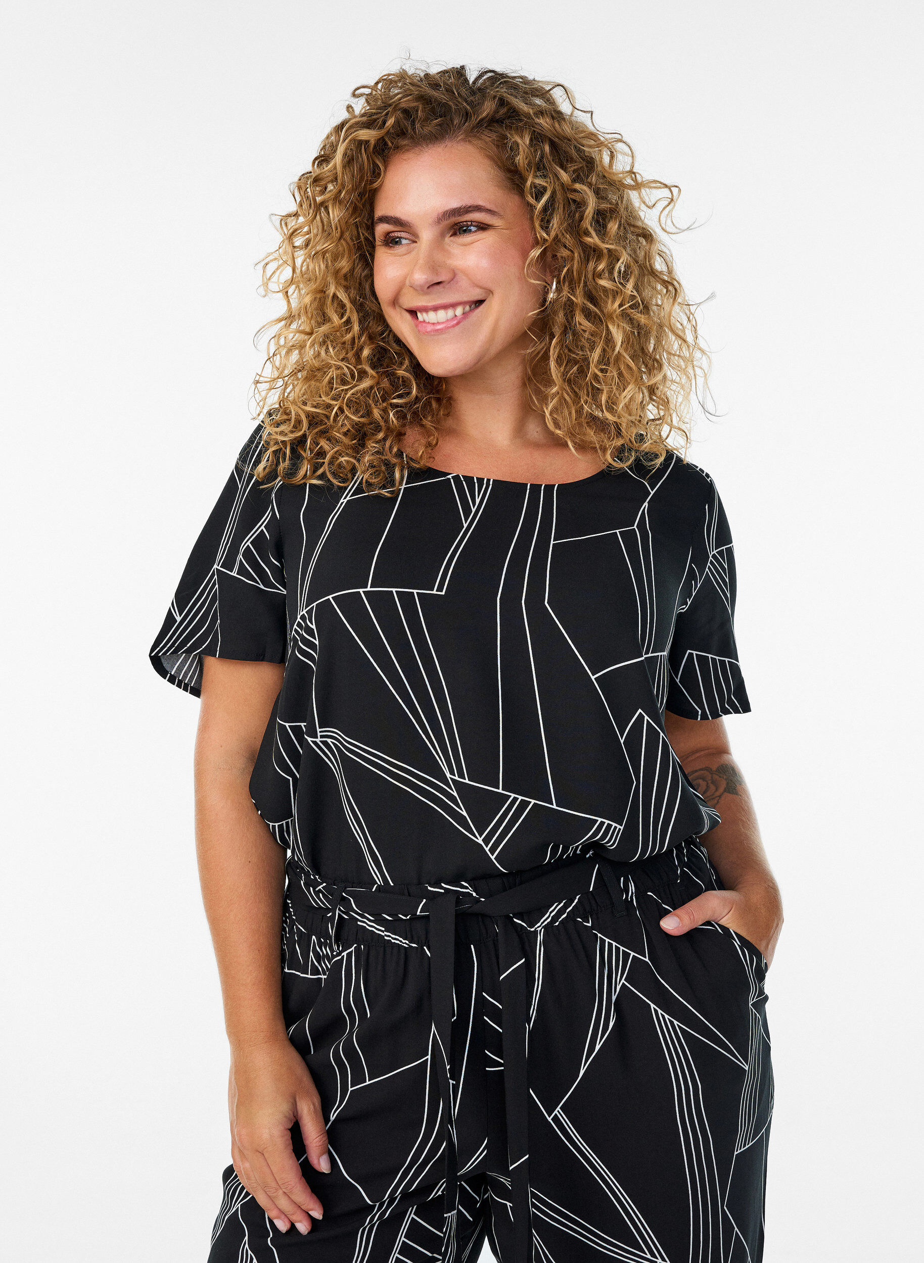 Short sleeve viscose blouse with print, Black, Model