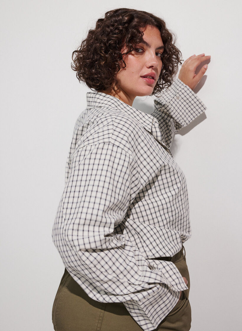 Checked shirt with a chest pocket, White, Model image number 3