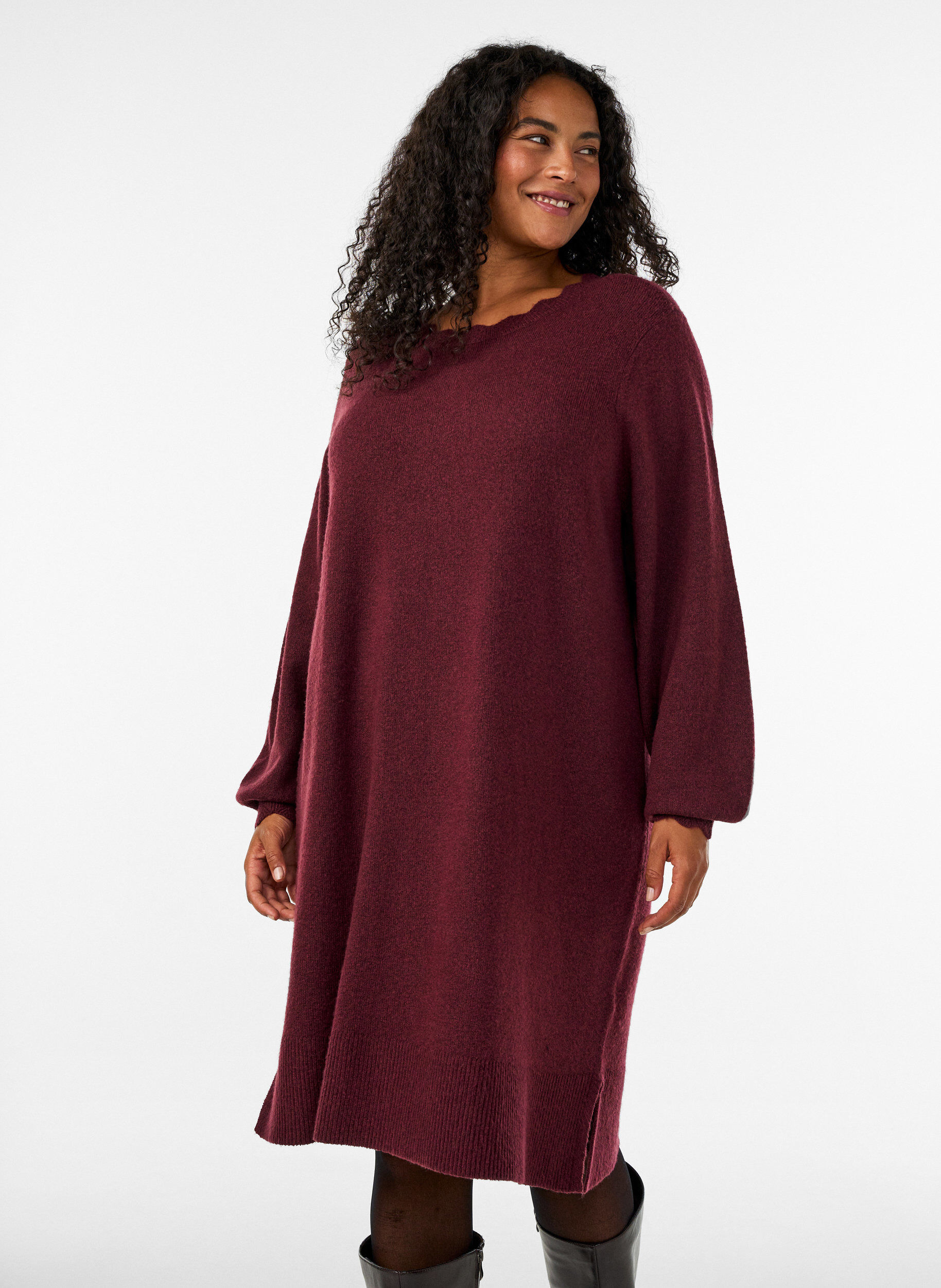 Short knitted dress with wavy hem and slits, Red, Model