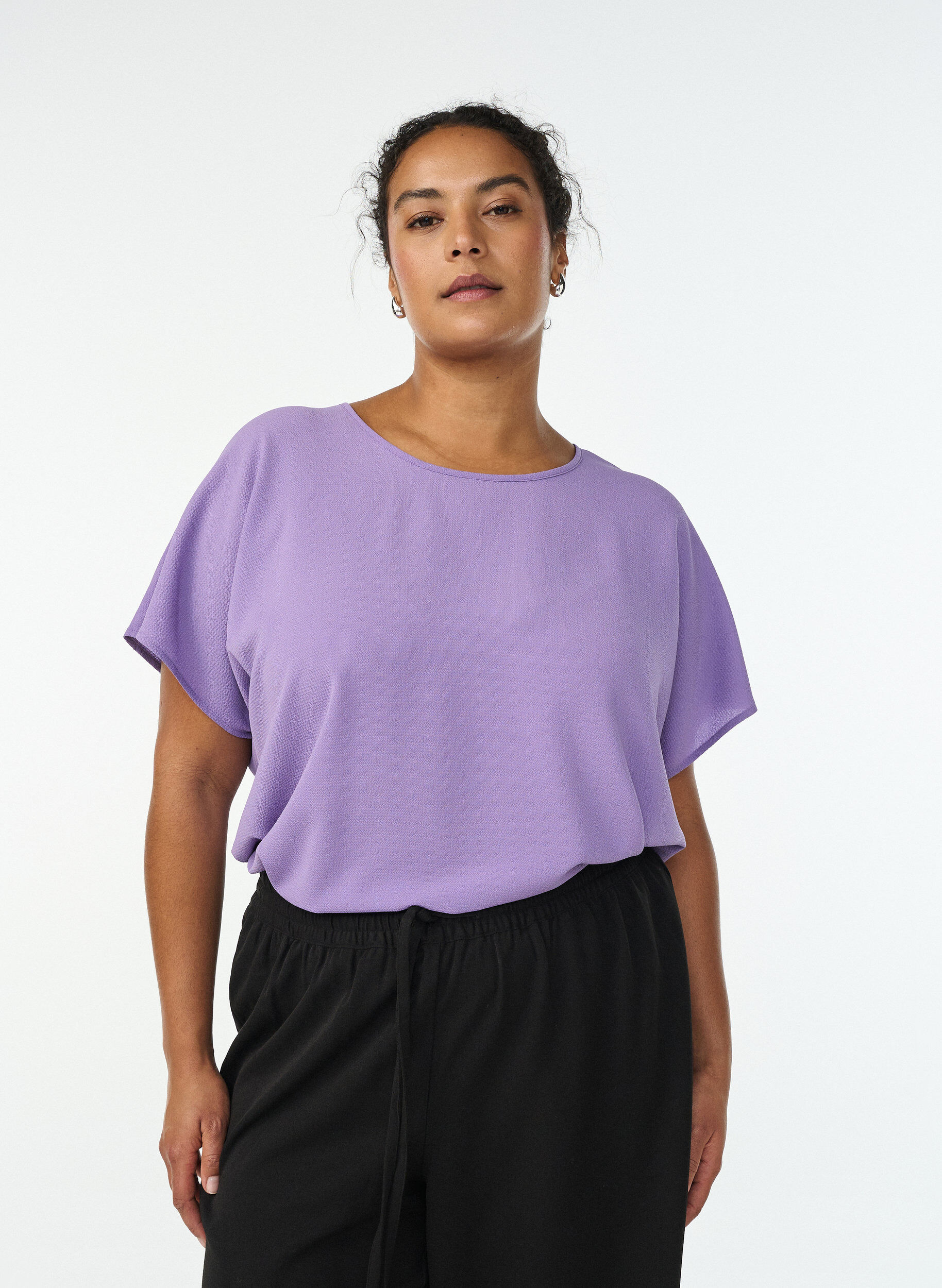 Blouse with short sleeves and a round neckline, Purple, Model