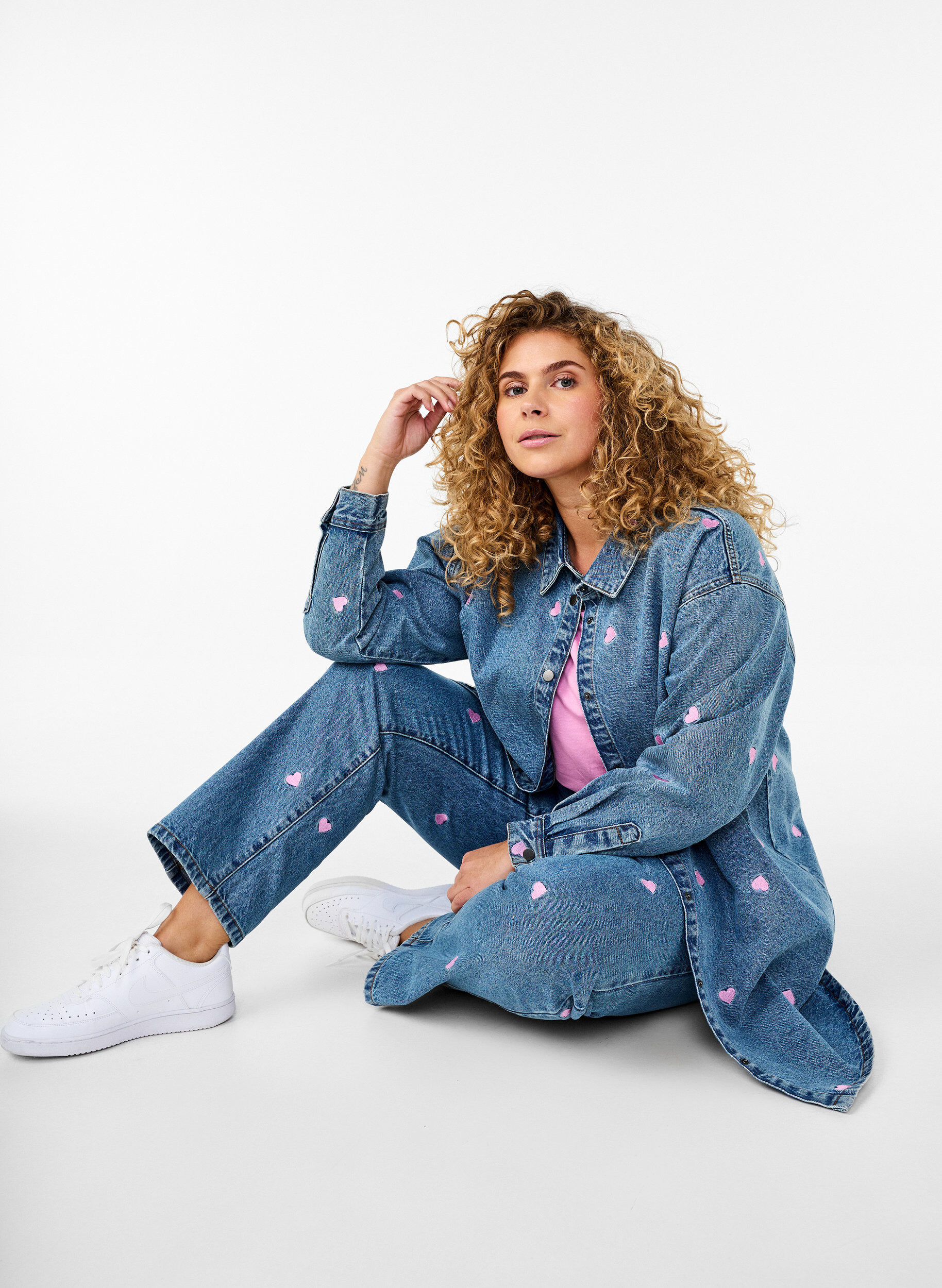 Zizzifashion Loose denim shirt with embroidered lips, Light Blue Heart, Image image number 0